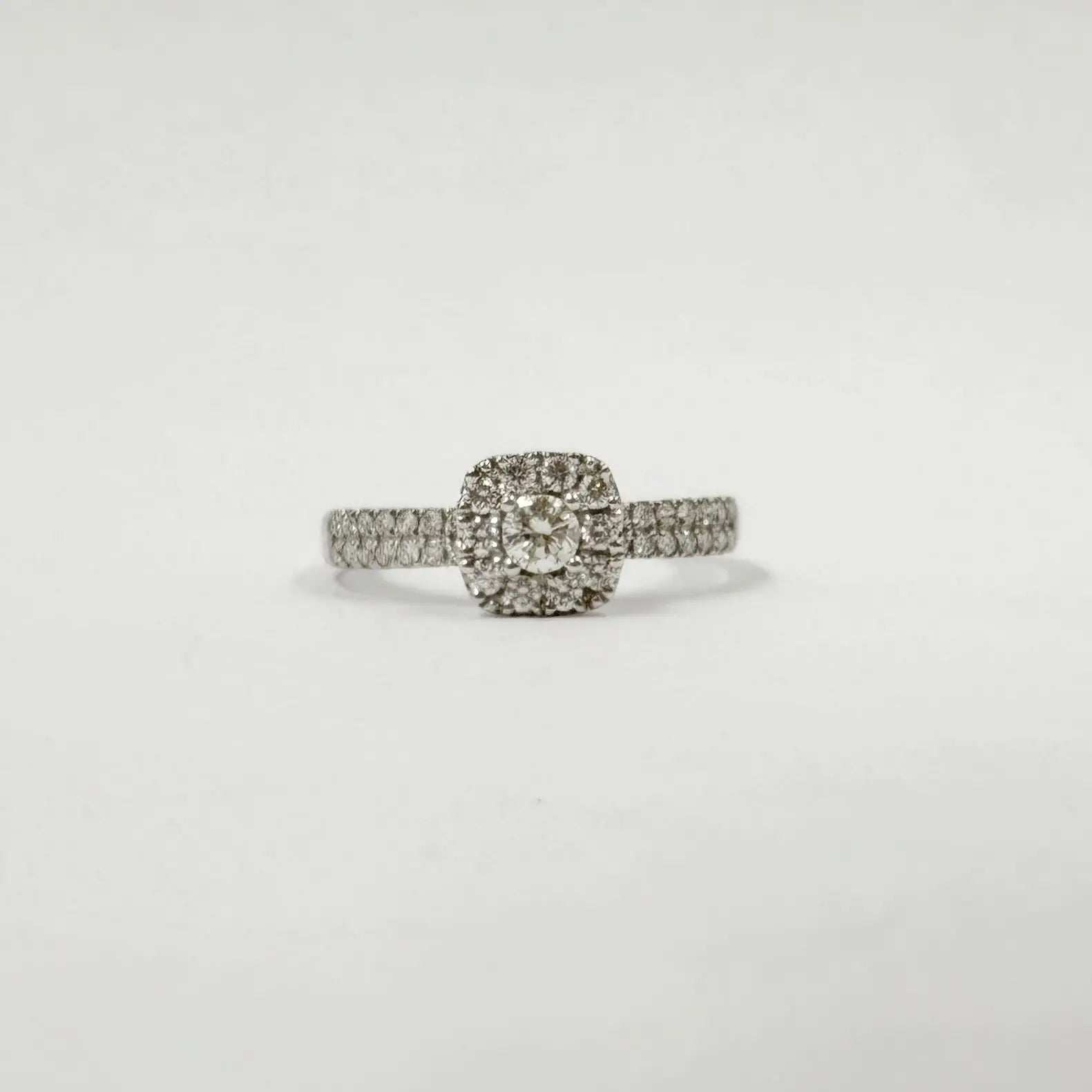Alliance halo rectangulaire en or gris sertie de diamants – 0,46 ct