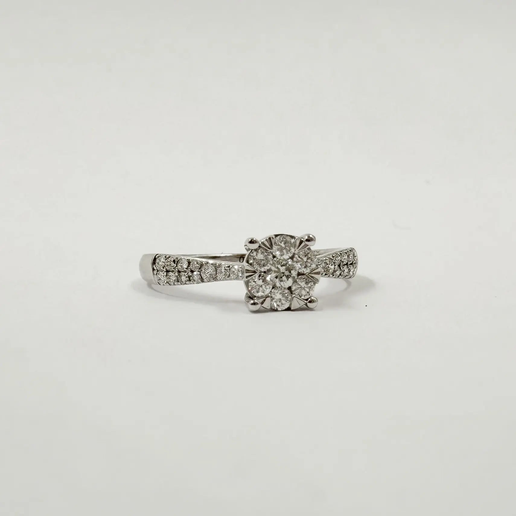Alliance en or gris sertie de diamants – 0,40 ct