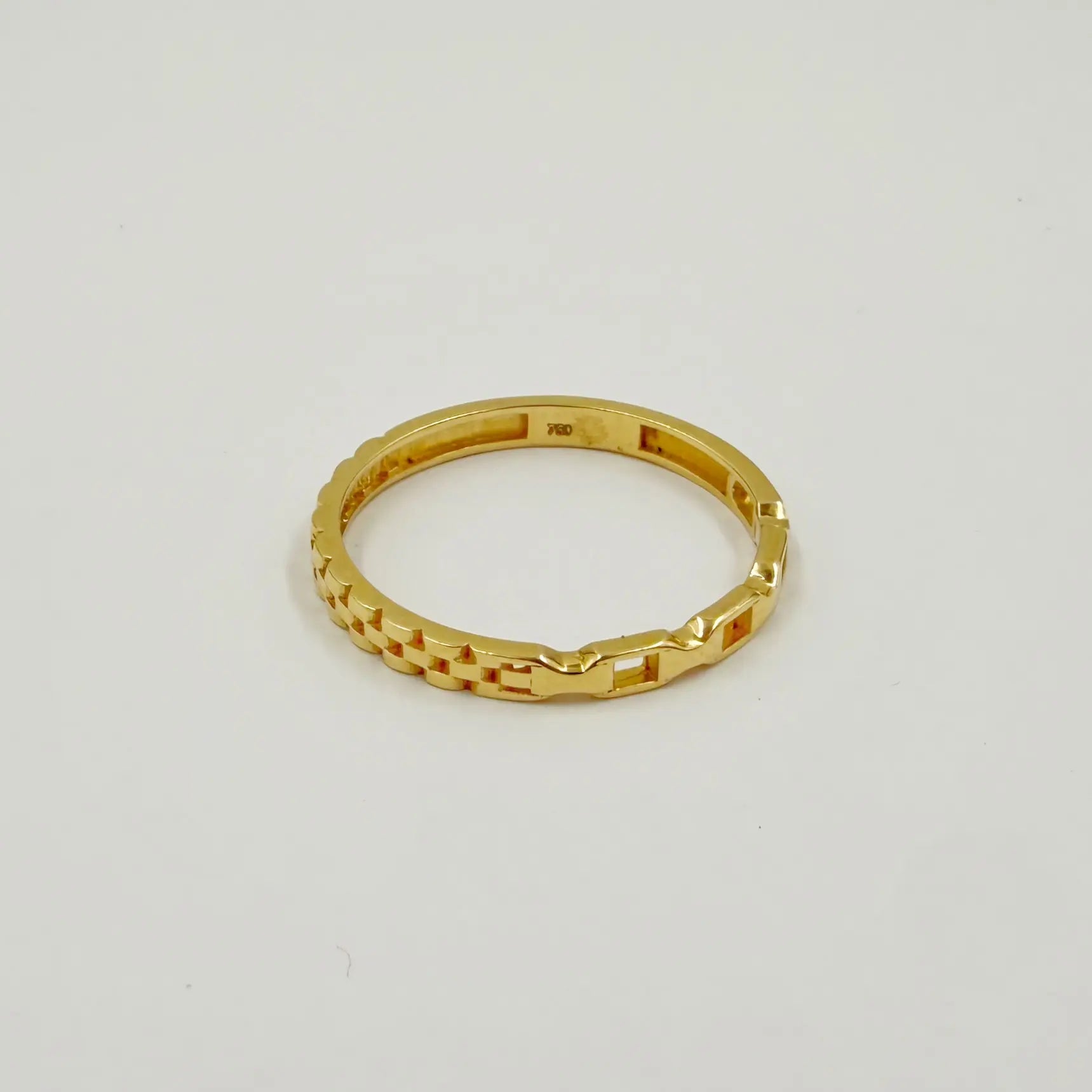 Bague fine en or jaune à motif géométrique
