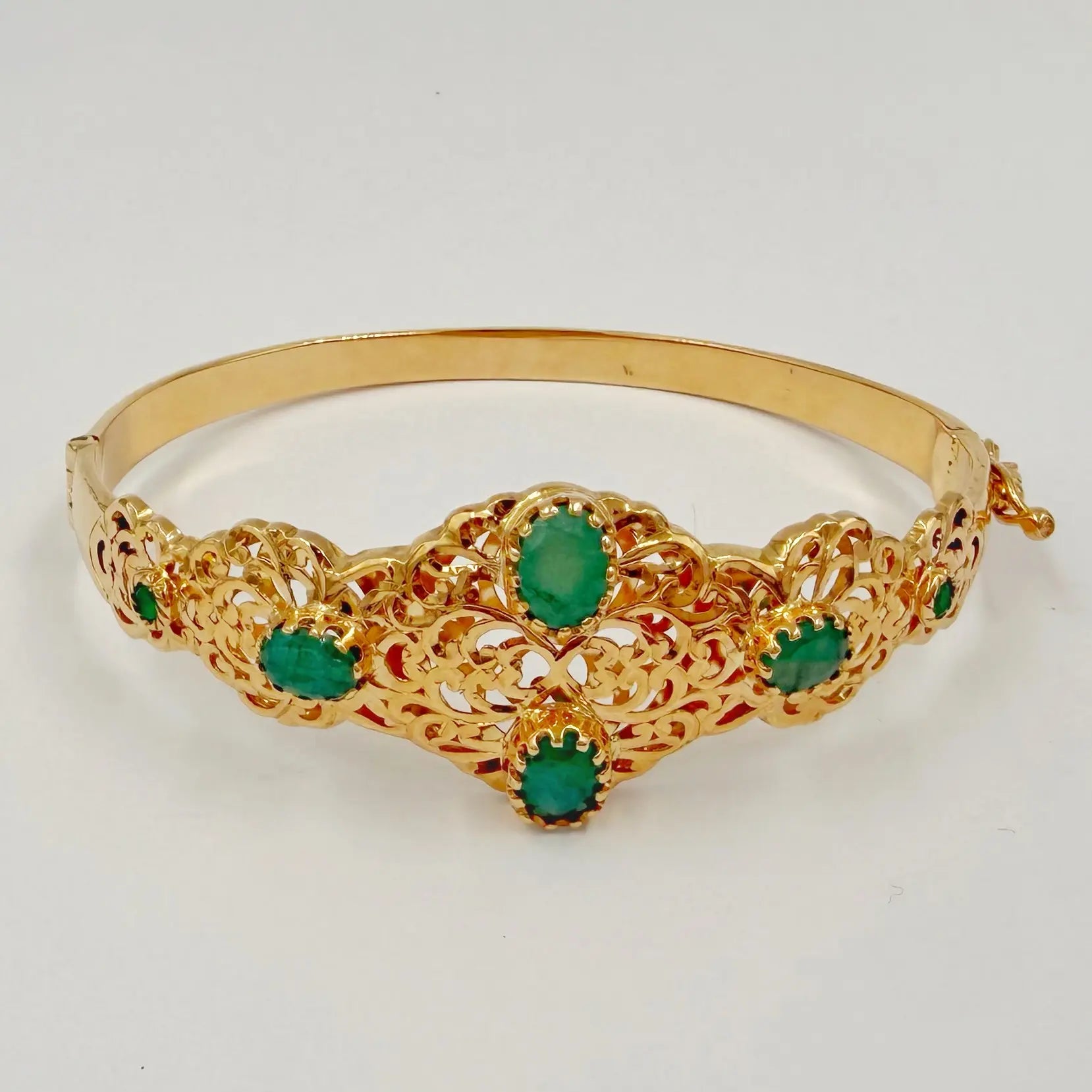 Bracelet traditionnel en or rose avec pierres vertes