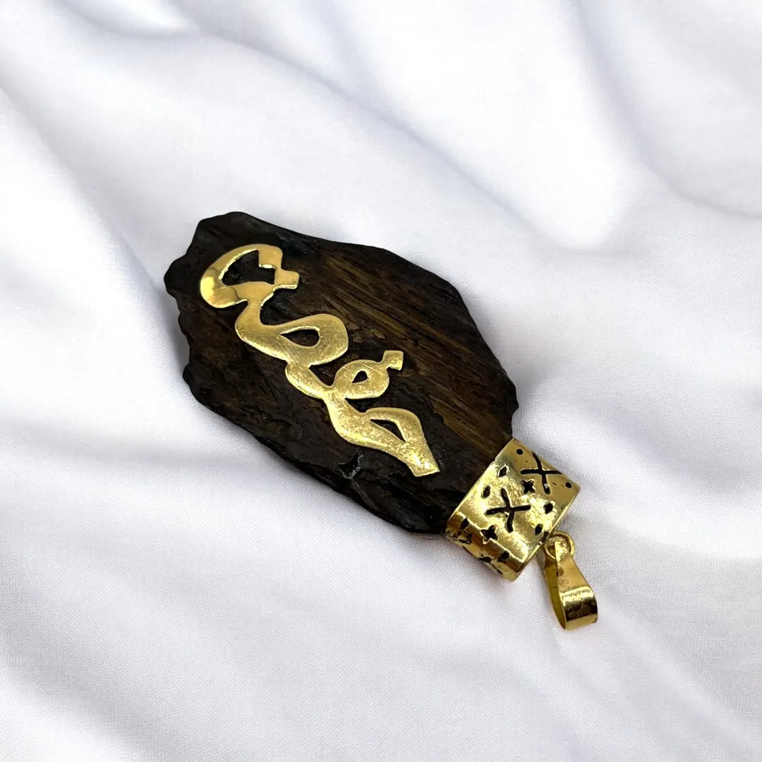 Pendentif OUD en Or 18k – Éclat Traditionnel