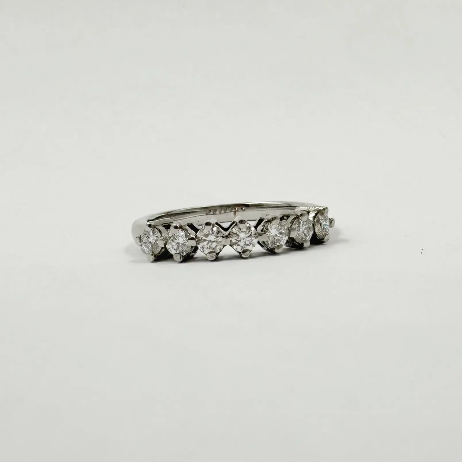 Demi-alliance en or gris sertie de 7 diamants – 0,53 ct