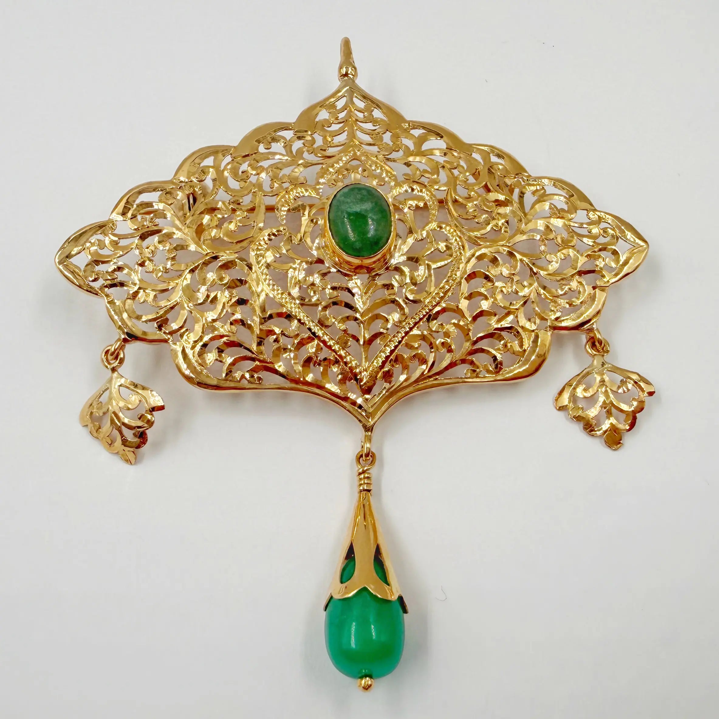 Broche traditionnelle Tekhram en or rose sertie de pierre verte et bellouta verte