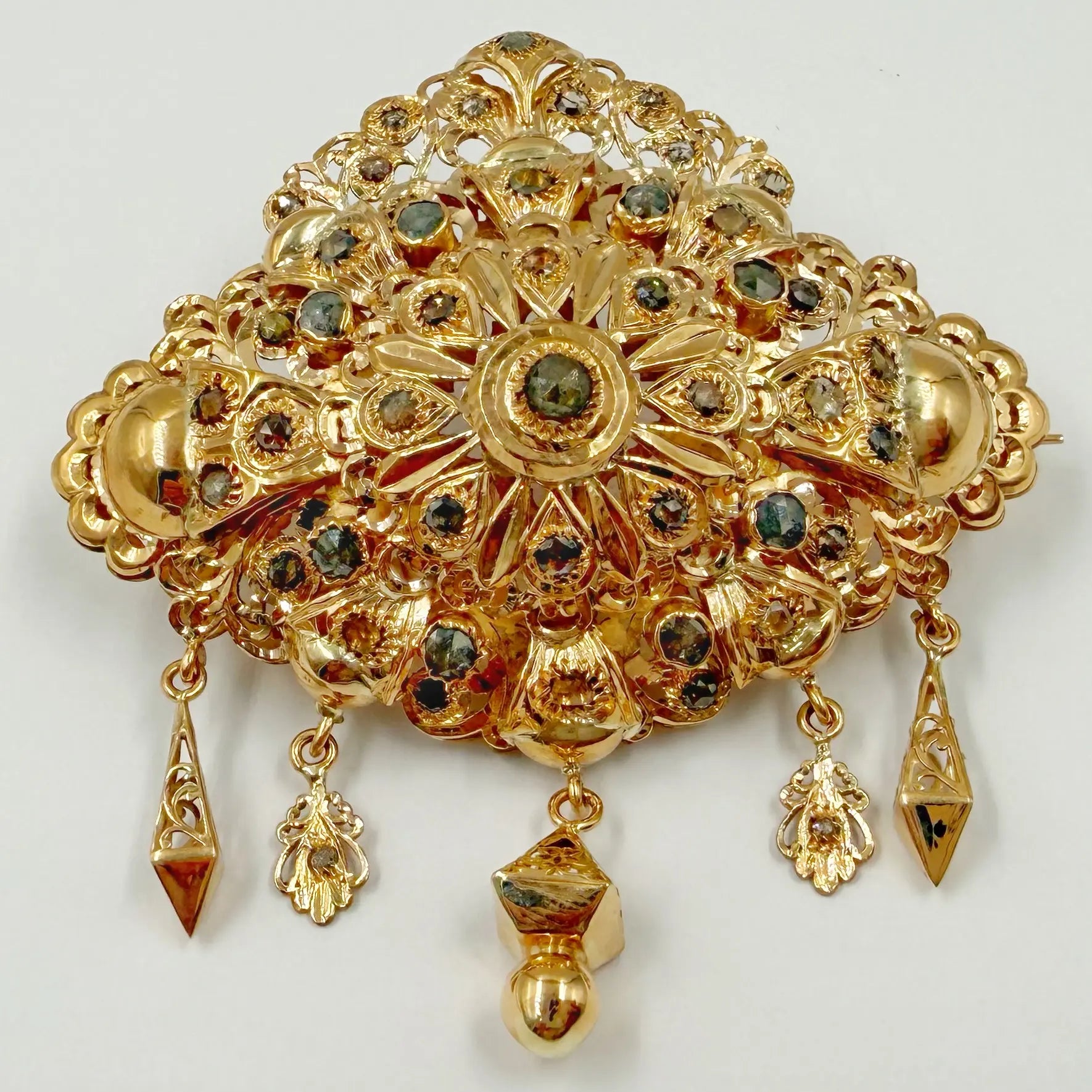 Broche royale en or rose sertie de rosaces