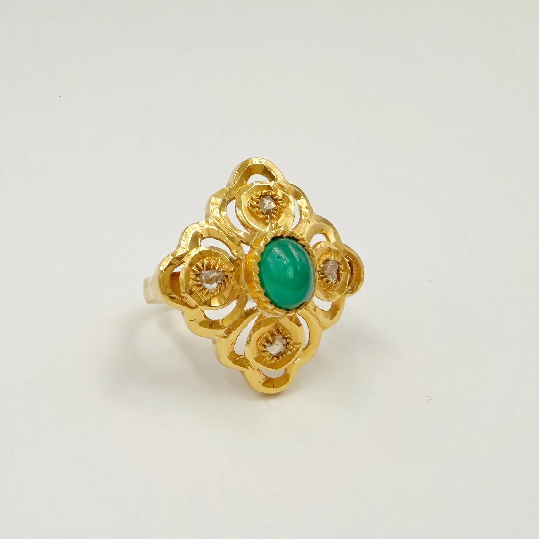 Bague traditionnelle en or rose sertie de rosaces et d'une pierre verte ovale
