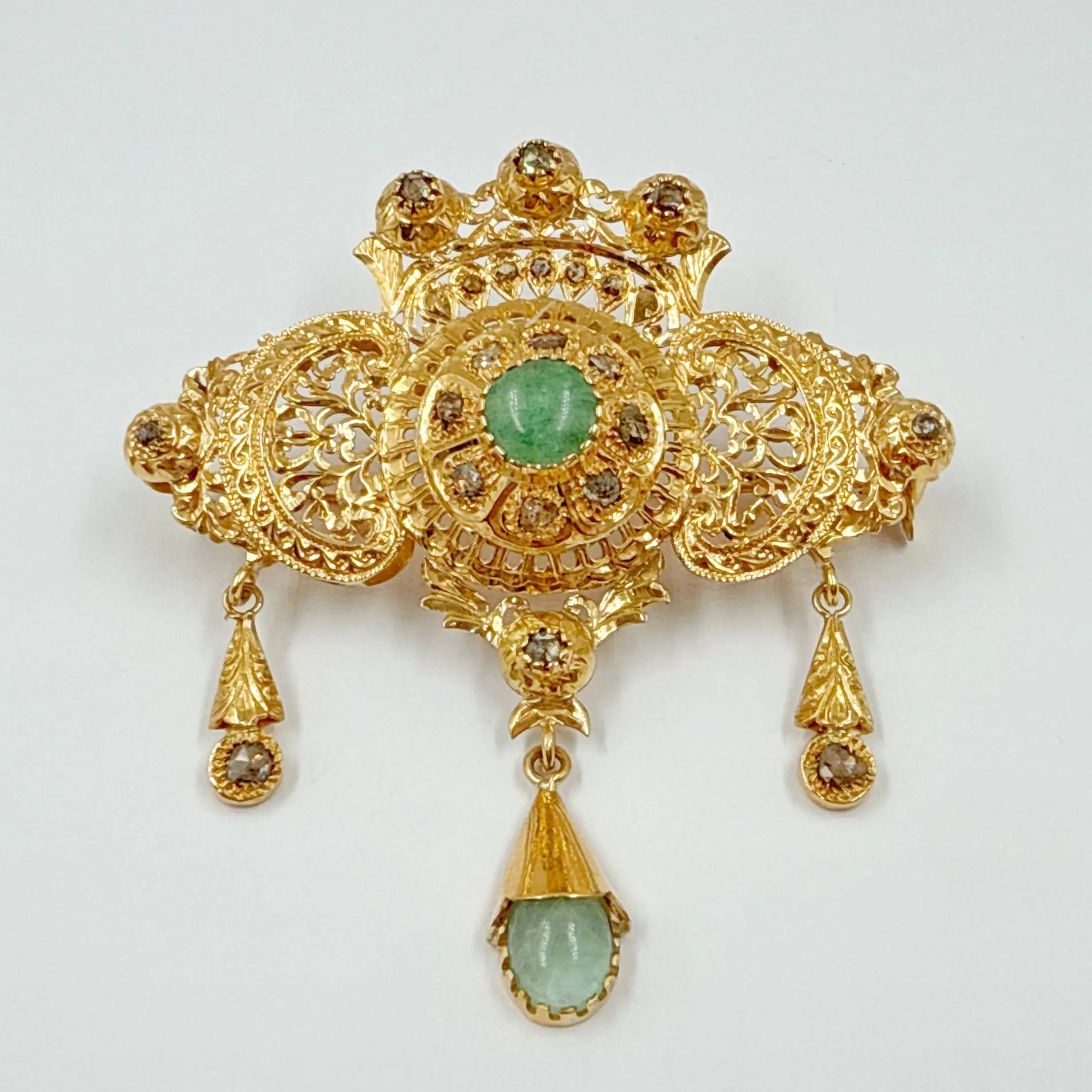 Broche traditionnelle en or rose rosace avec pierre verte