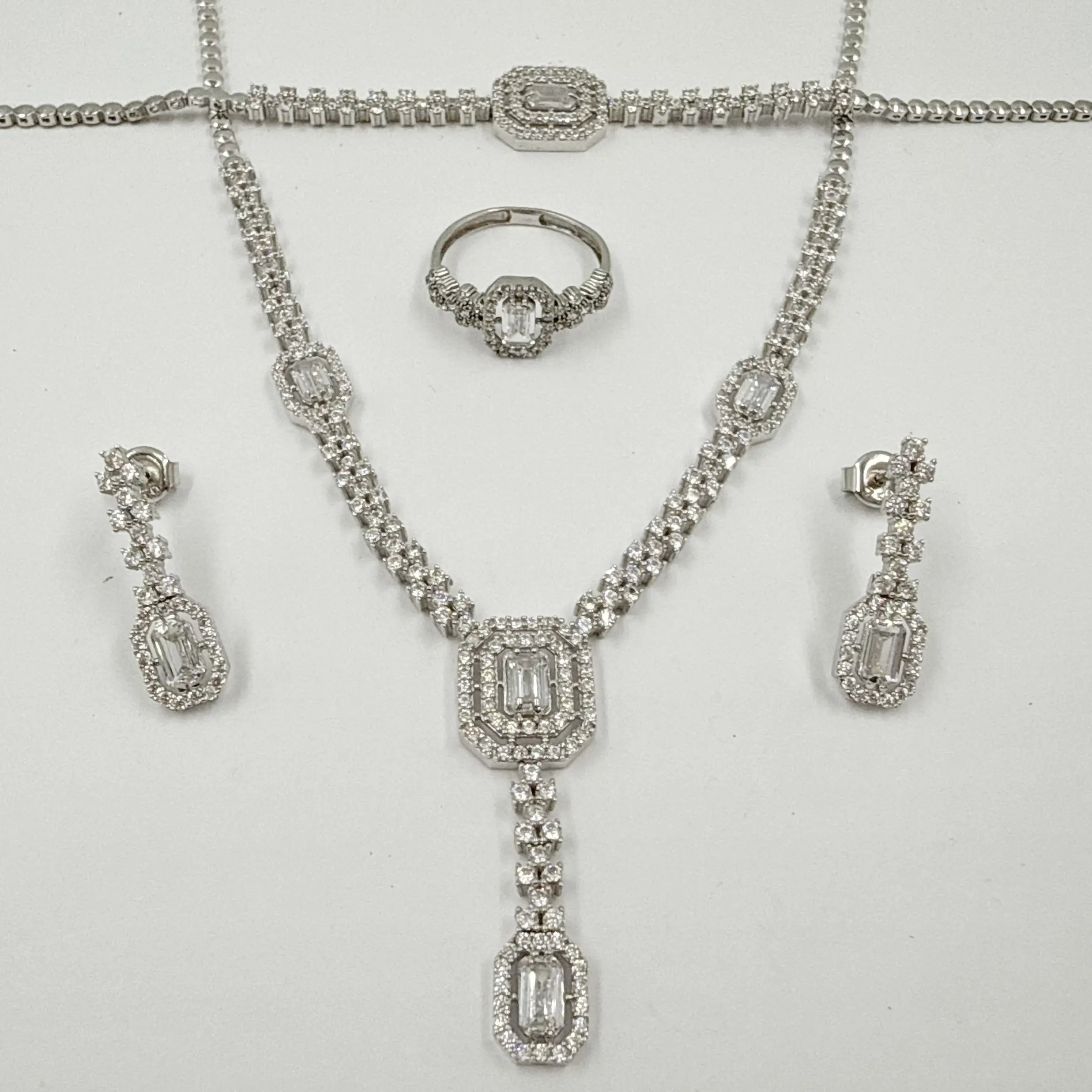 Parure de mariage en or blanc – Collier, boucles d'oreilles, bague et gourmette