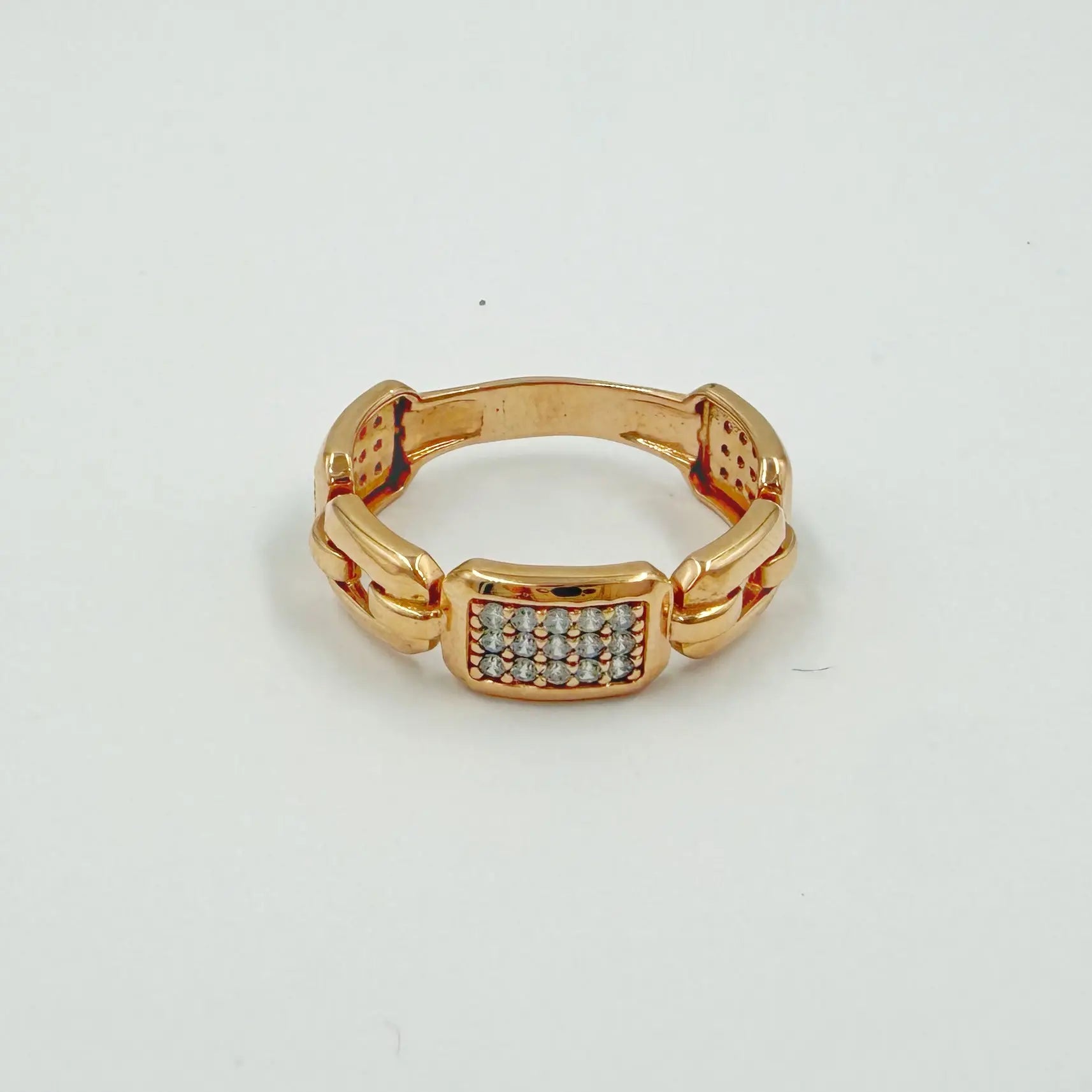 Bague en or rose à maillons et motif pavé