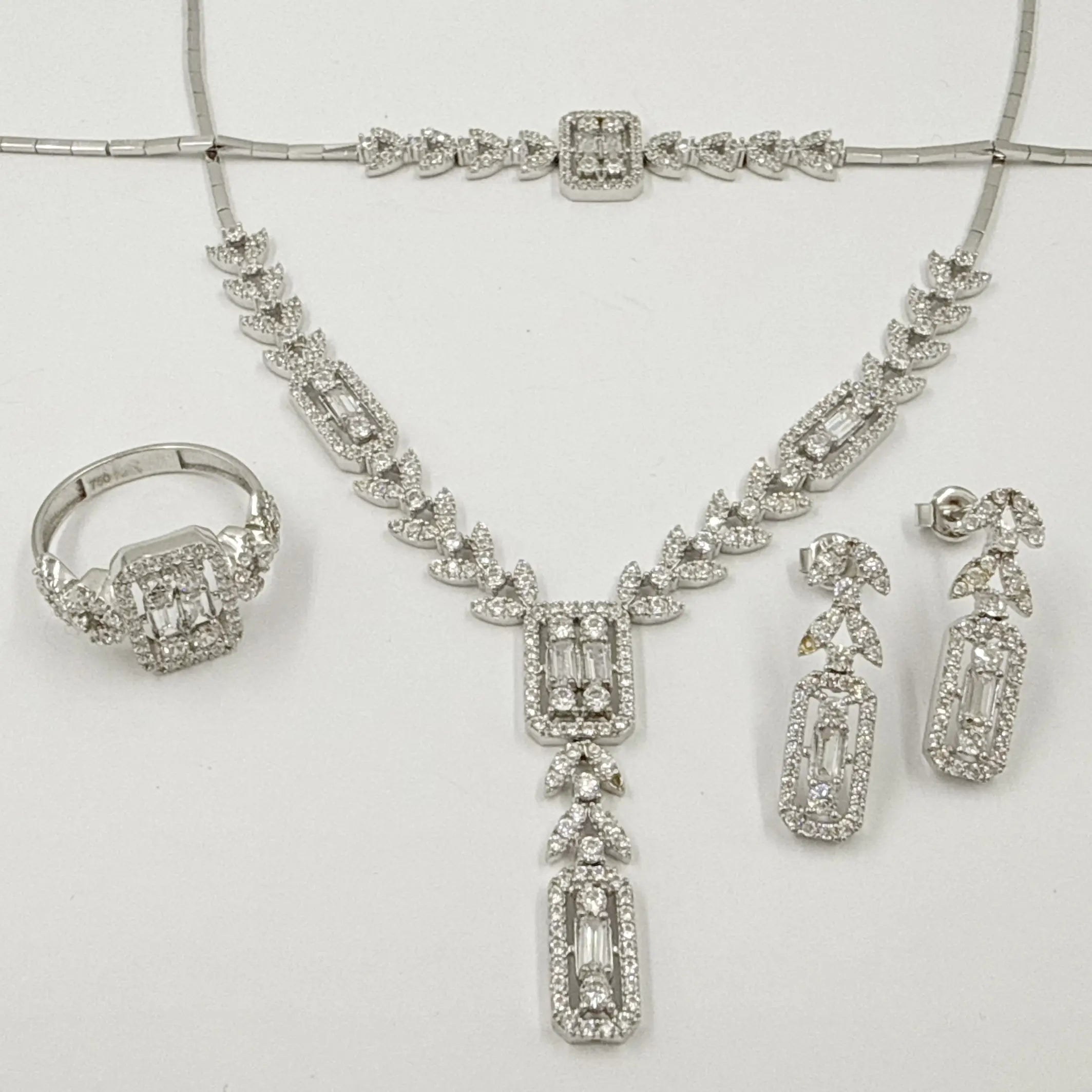 Parure moderne en or gris – Collier, boucles d'oreilles, bague et gourmette motif carré