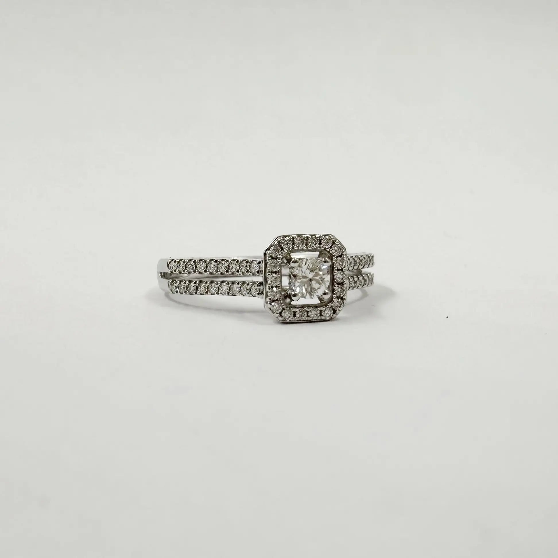 Alliance halo rectangulaire en or gris sertie de diamants – 0,35 ct
