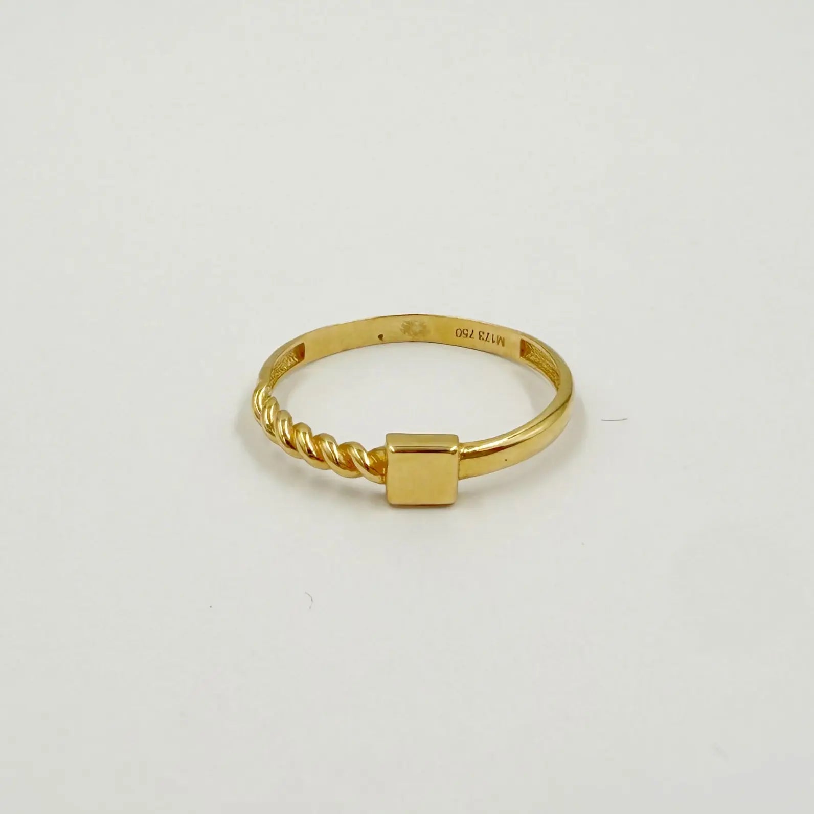 Bague en or jaune au design torsadé