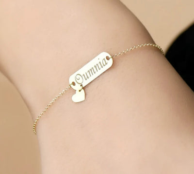 Bracelet personnalisé avec plaque dorée et cœur en Or 18k .Tous les prénoms disponibles