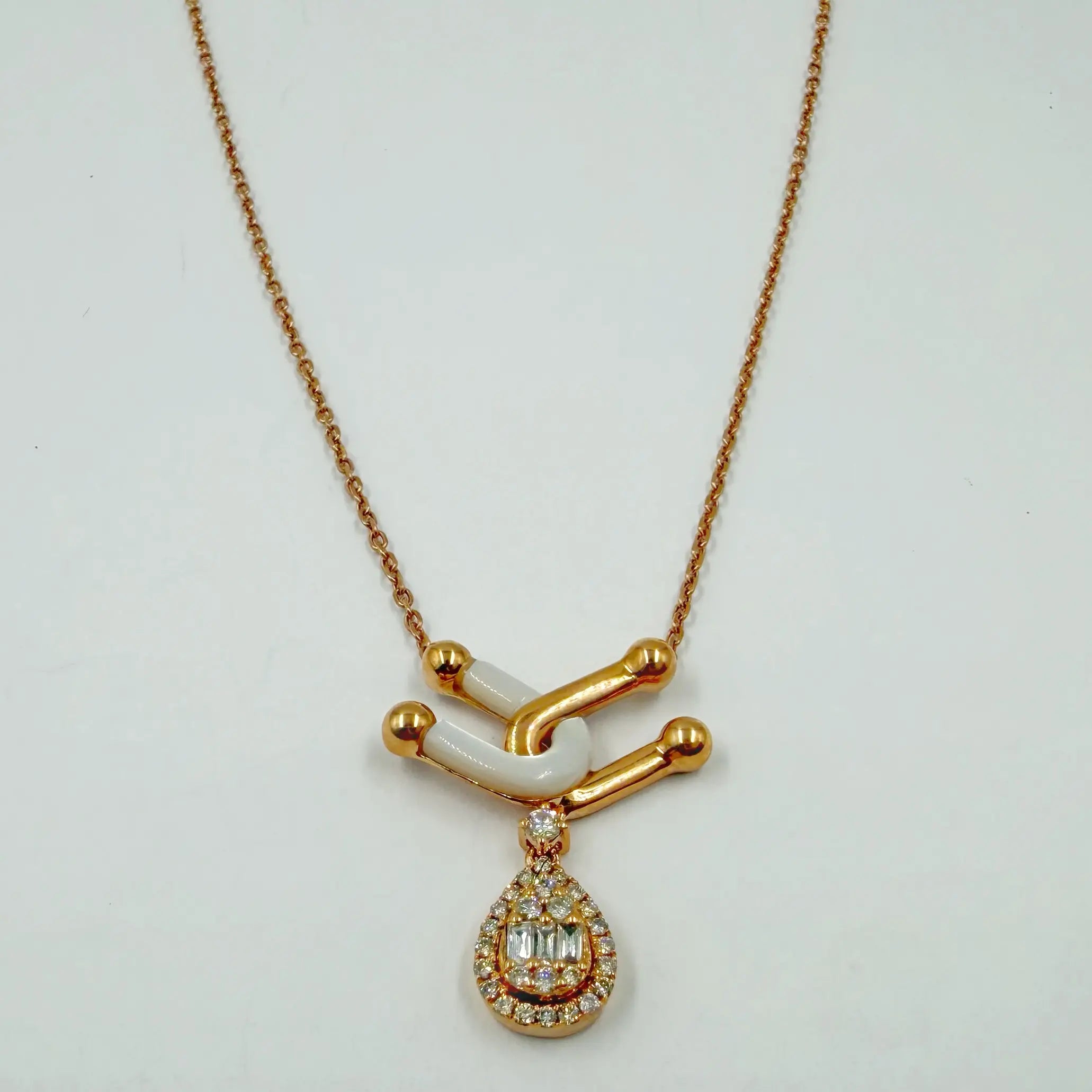 Collier en or rose avec pendentif poire serti de diamants, baguettes de diamants et nacre – 0,20 ct