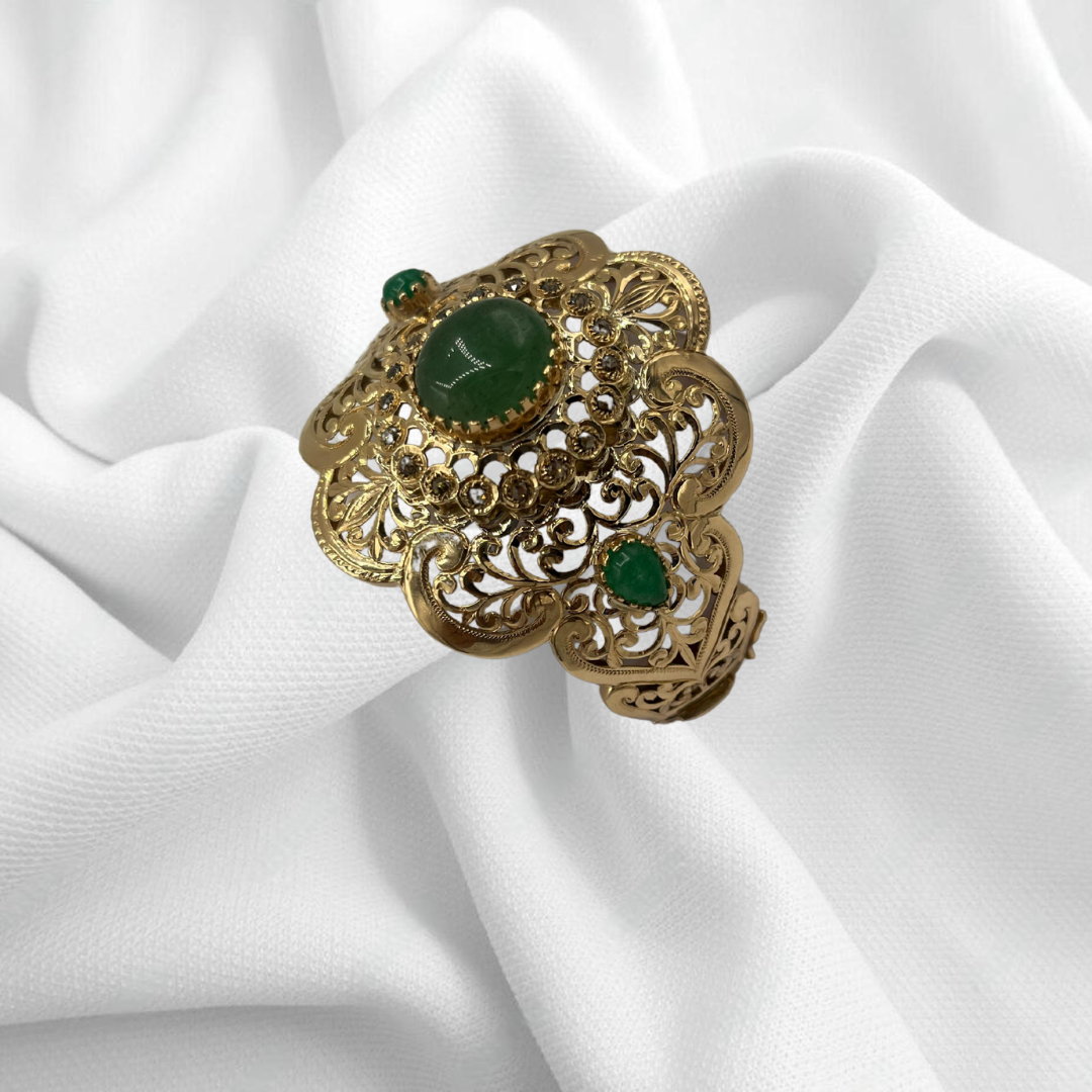 Bracelet Traditionnel Gravé, Serti d’Émeraude et Rosace