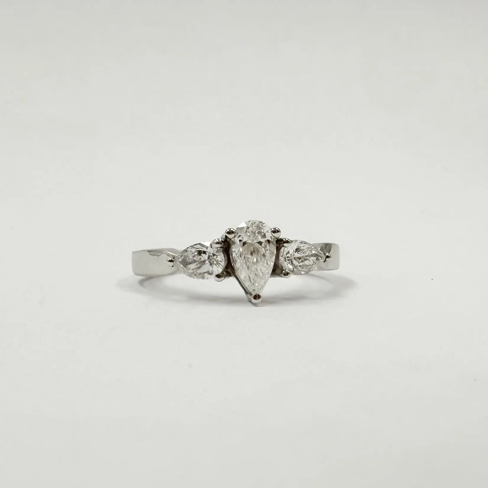 Alliance trilogie en or gris sertie d'un diamant poire 0,41 ct et de deux diamants poire 0,40 ct
