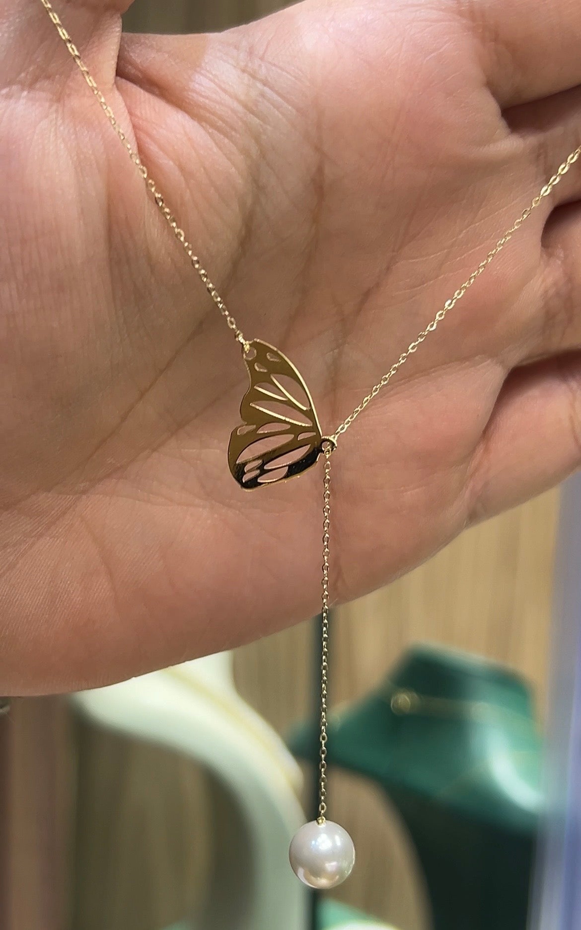 Collier papillon en Or18k avec une perle naturelle