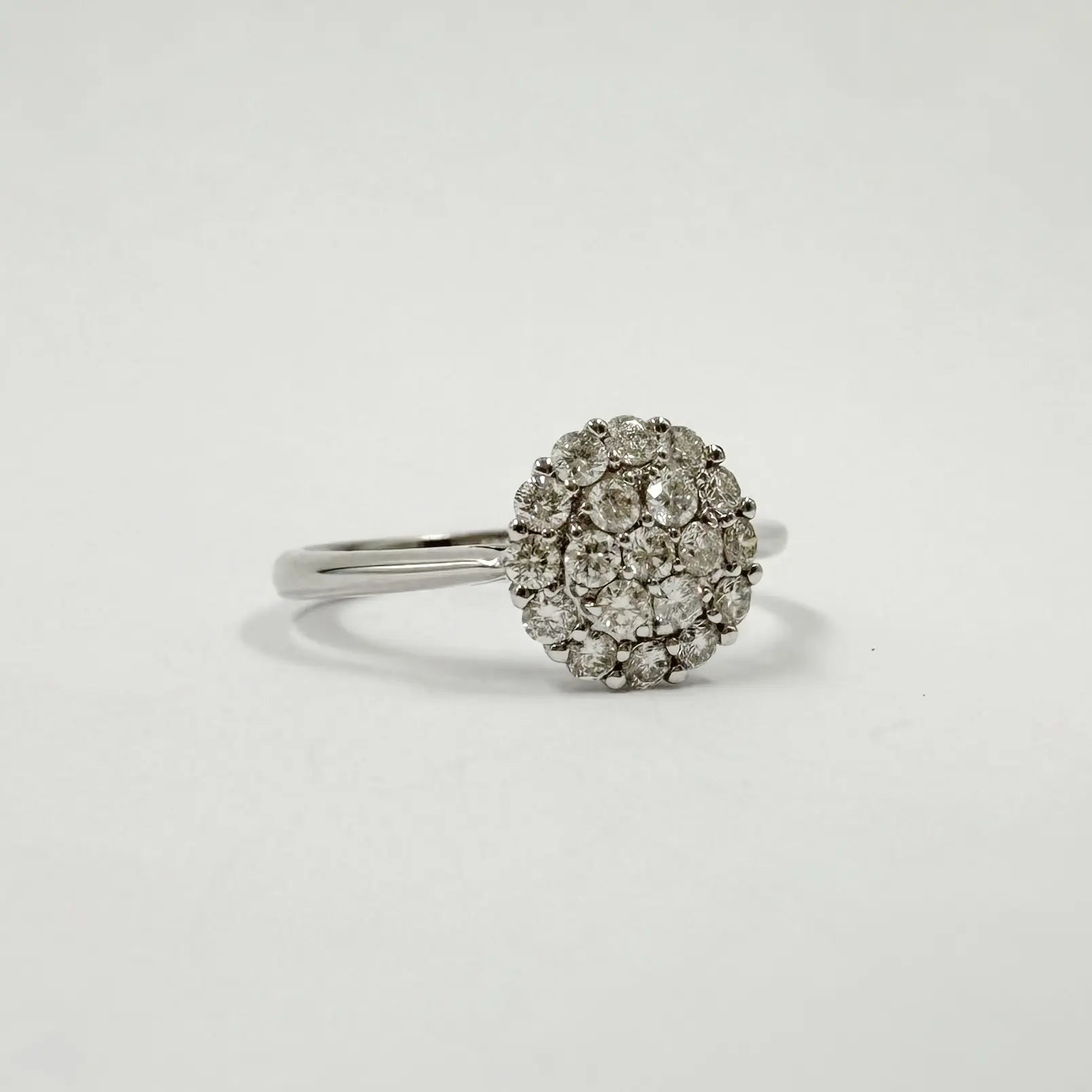 Alliance marguerite en or gris sertie de diamants – 0,415 ct