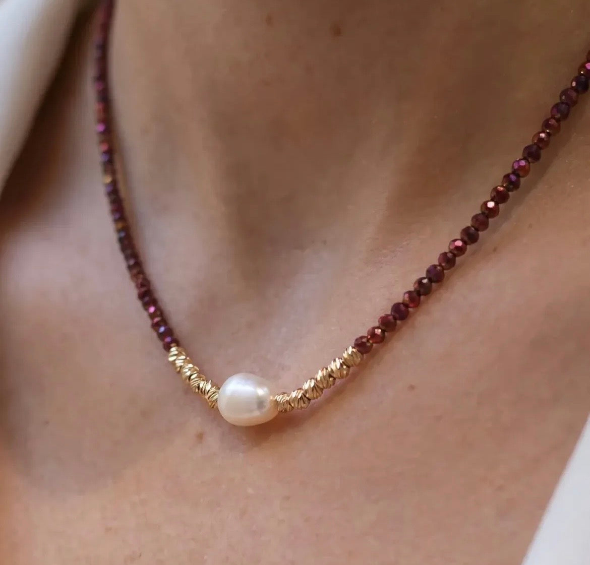 Collier avec des boules et fermoire en Or18k+Grand perle naturelle
