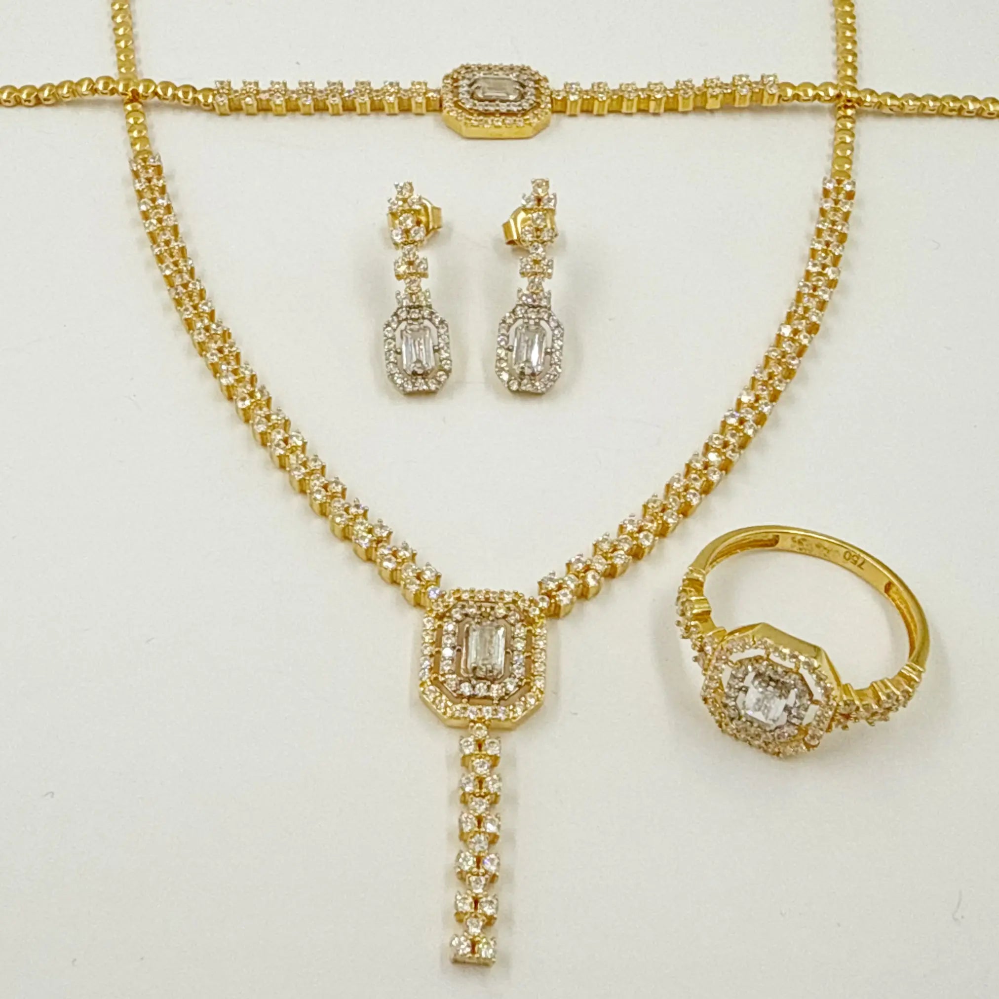Parure moderne en or jaune – Collier, boucles d'oreilles, bague et gourmette motif carré