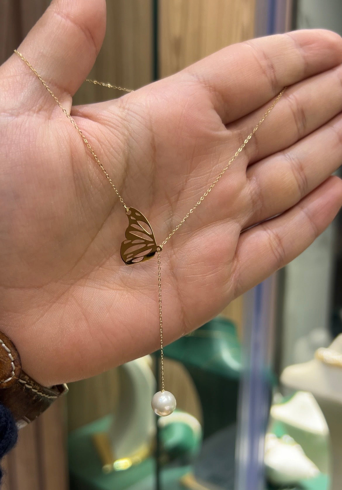 Collier papillon en Or18k avec une perle naturelle