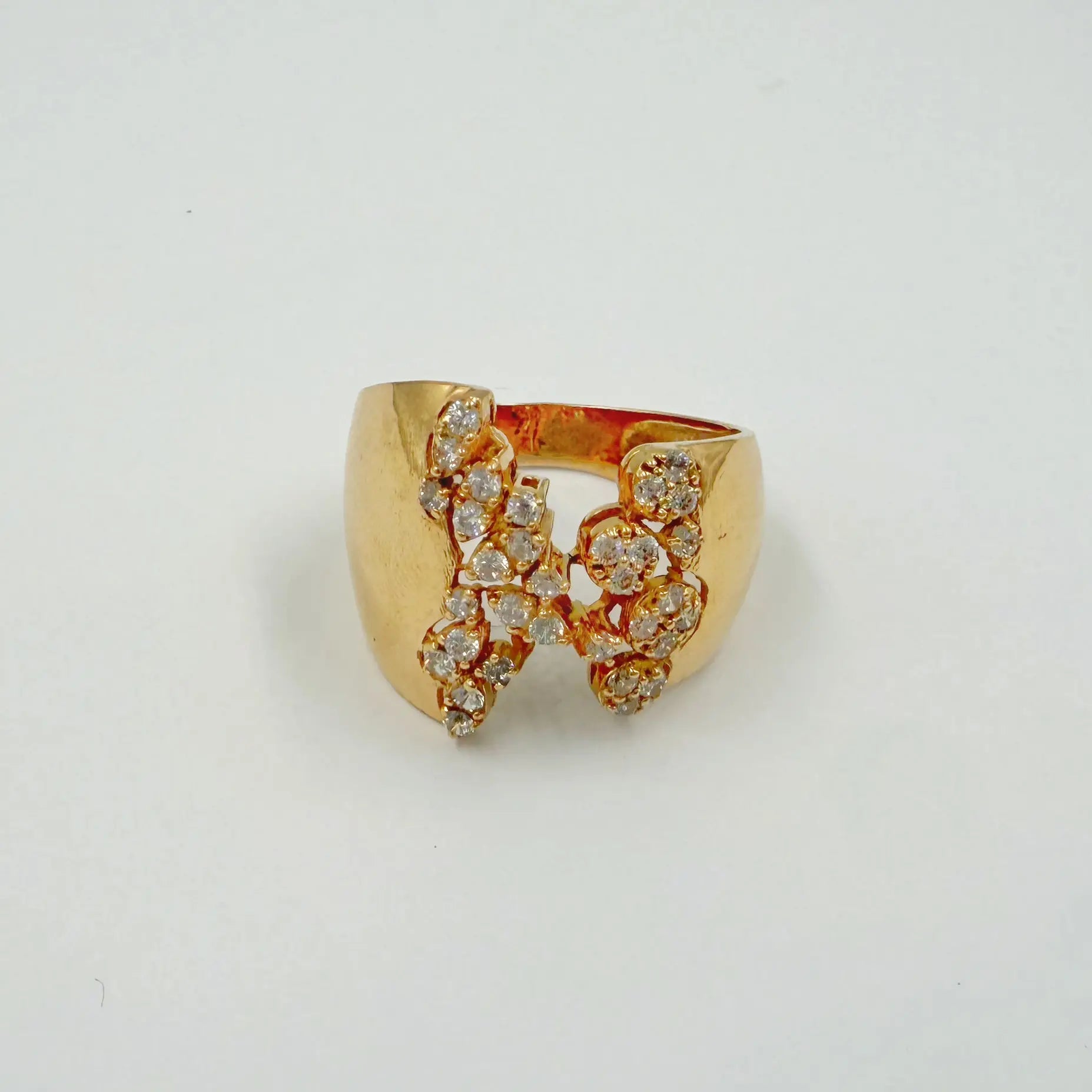 Bague en or rose au motif ajouré serti de pierres blanches visibles