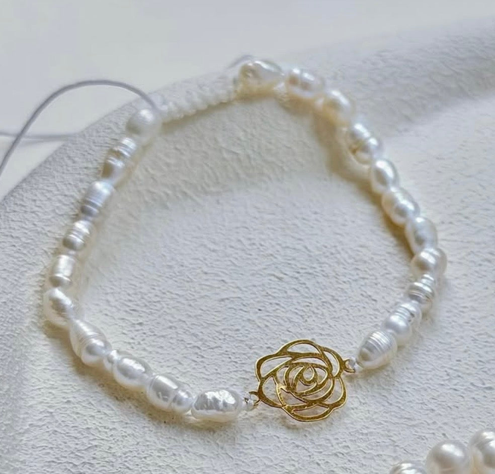 Bracelet en or18k avec jouhar naturelle