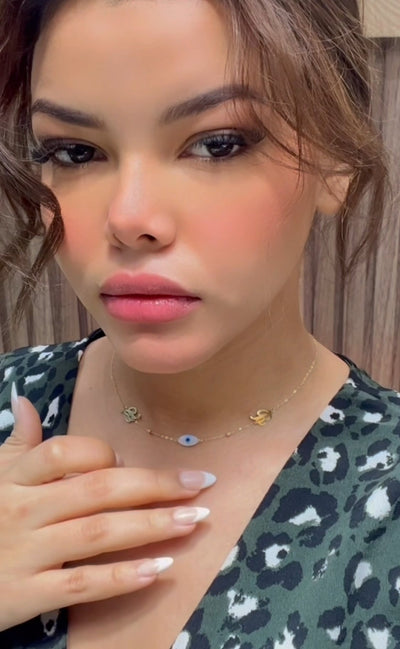 Collier “eye” en Or 18 carats . Tous les lettre disponibles