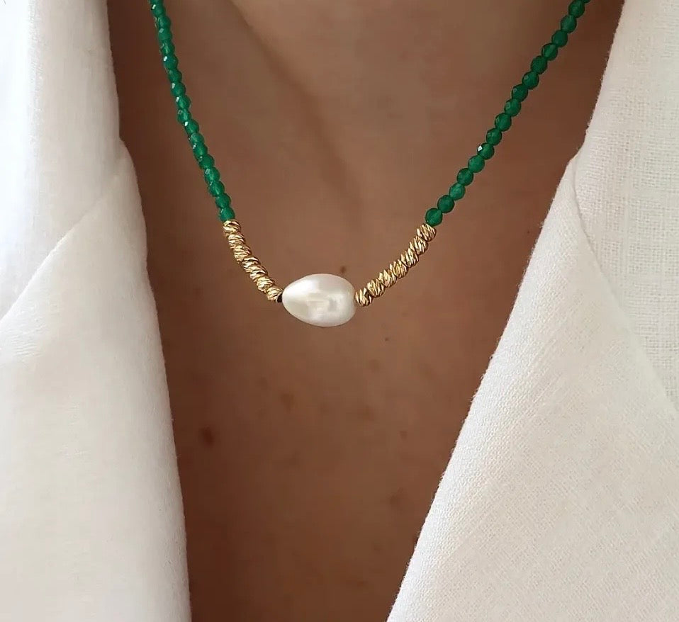 Collier avec des boules et fermoire en Or18k+Grand perle naturelle