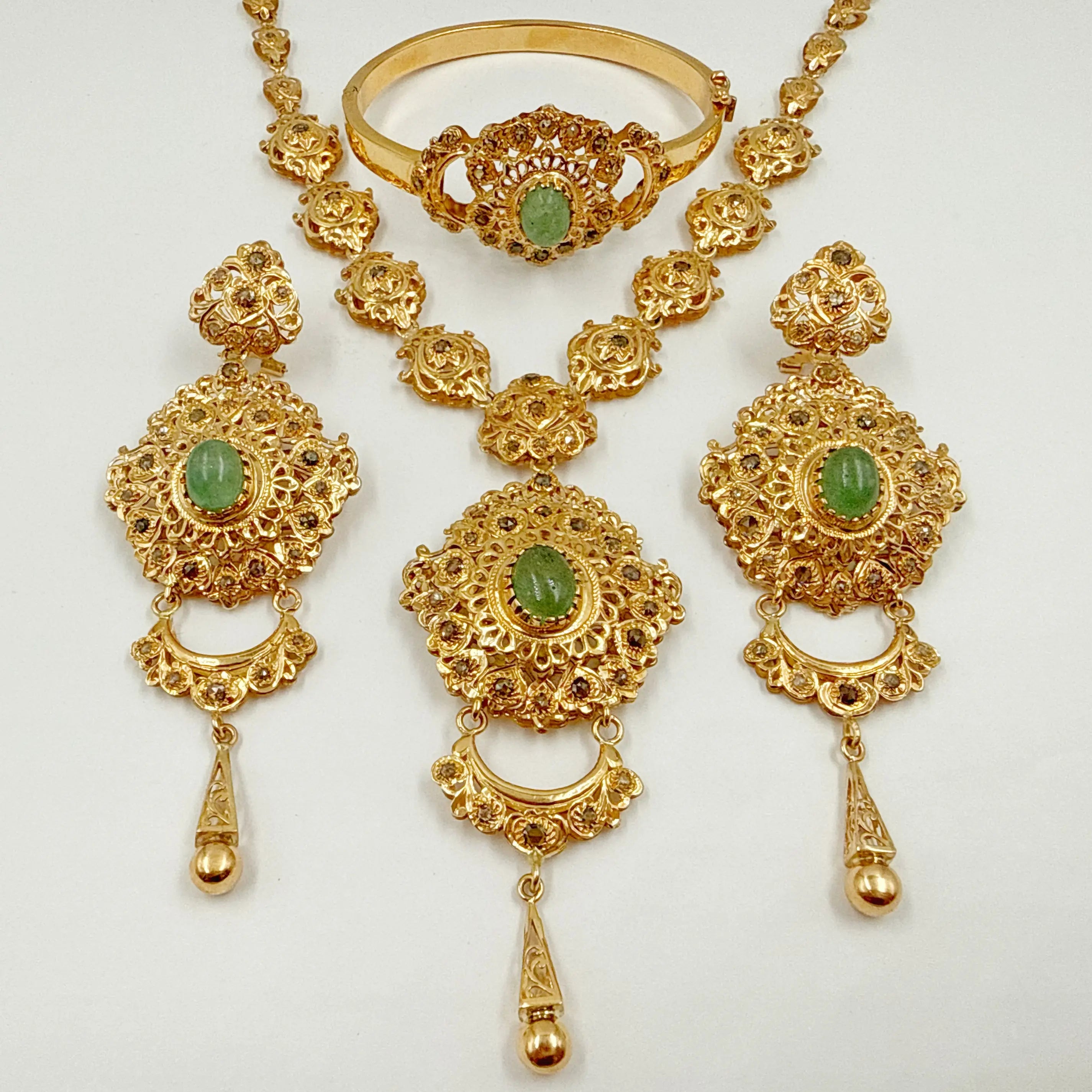 Parure traditionnelle en or rose 18 carats avec rosaces, émeraudes, Hlala et Kendil