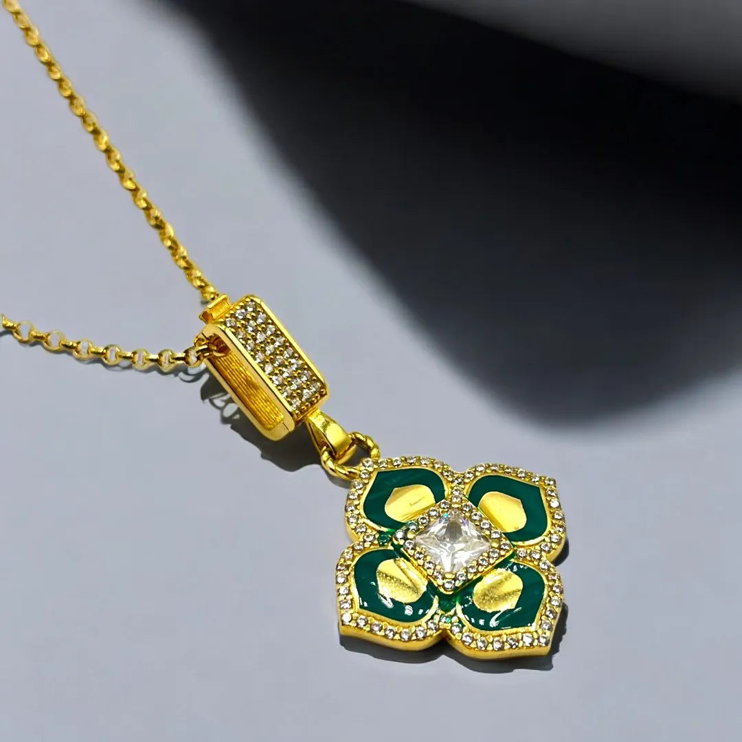 Collier avec Pendentif Émaillé Verte