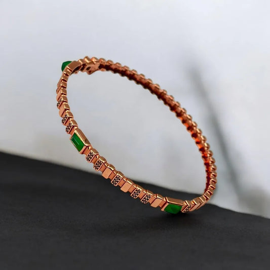 Bracelet  Éclat Raffiné avec Pierres Vertes en Or 18K