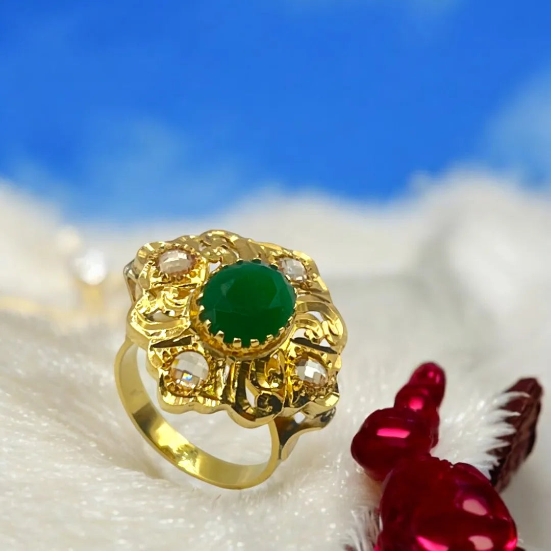 Bague Traditionnelle en Or 18K avec Rubis et Rosaces