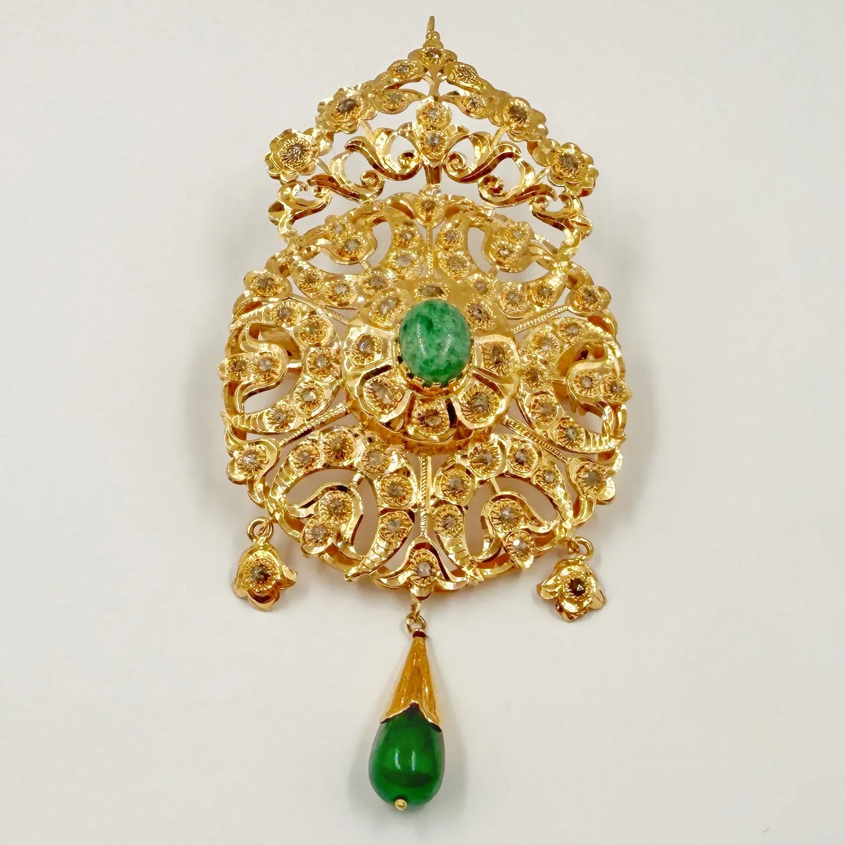 Broche traditionnelle en or rose rosace avec pierre verte et bellouta