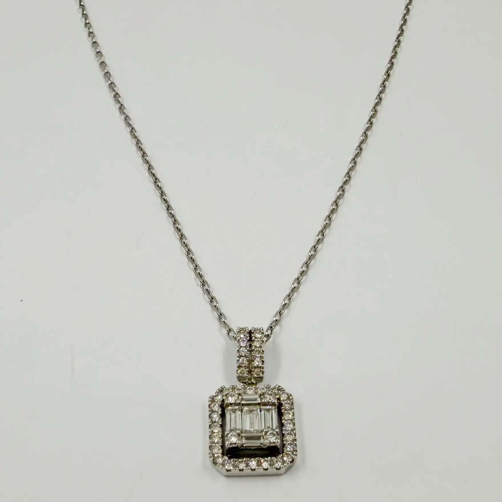Collier en or gris serti de diamants et baguettes de diamants – 0,41 ct