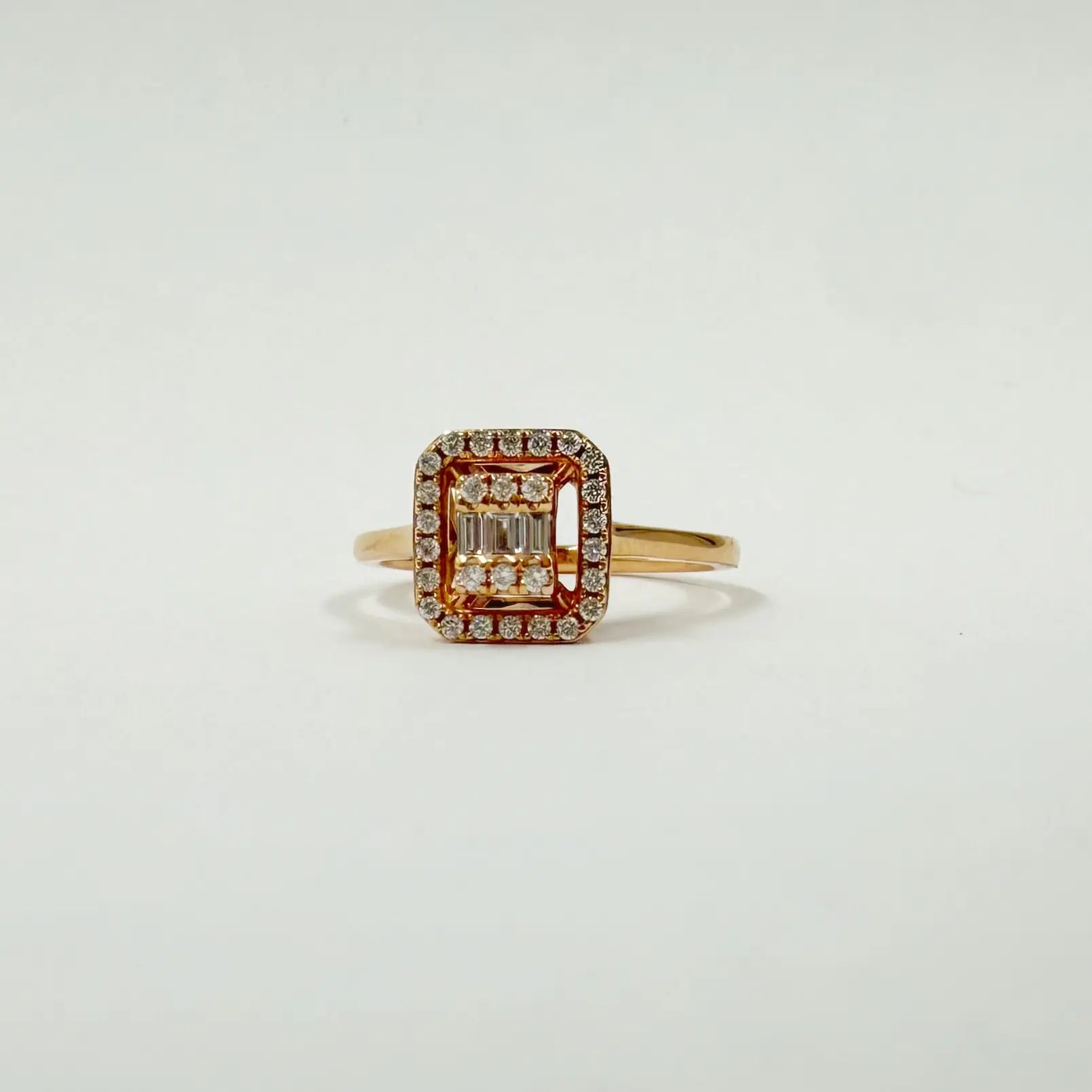 Alliance en or rose sertie de diamants 0,16 ct et diamants baguette 0,07 ct