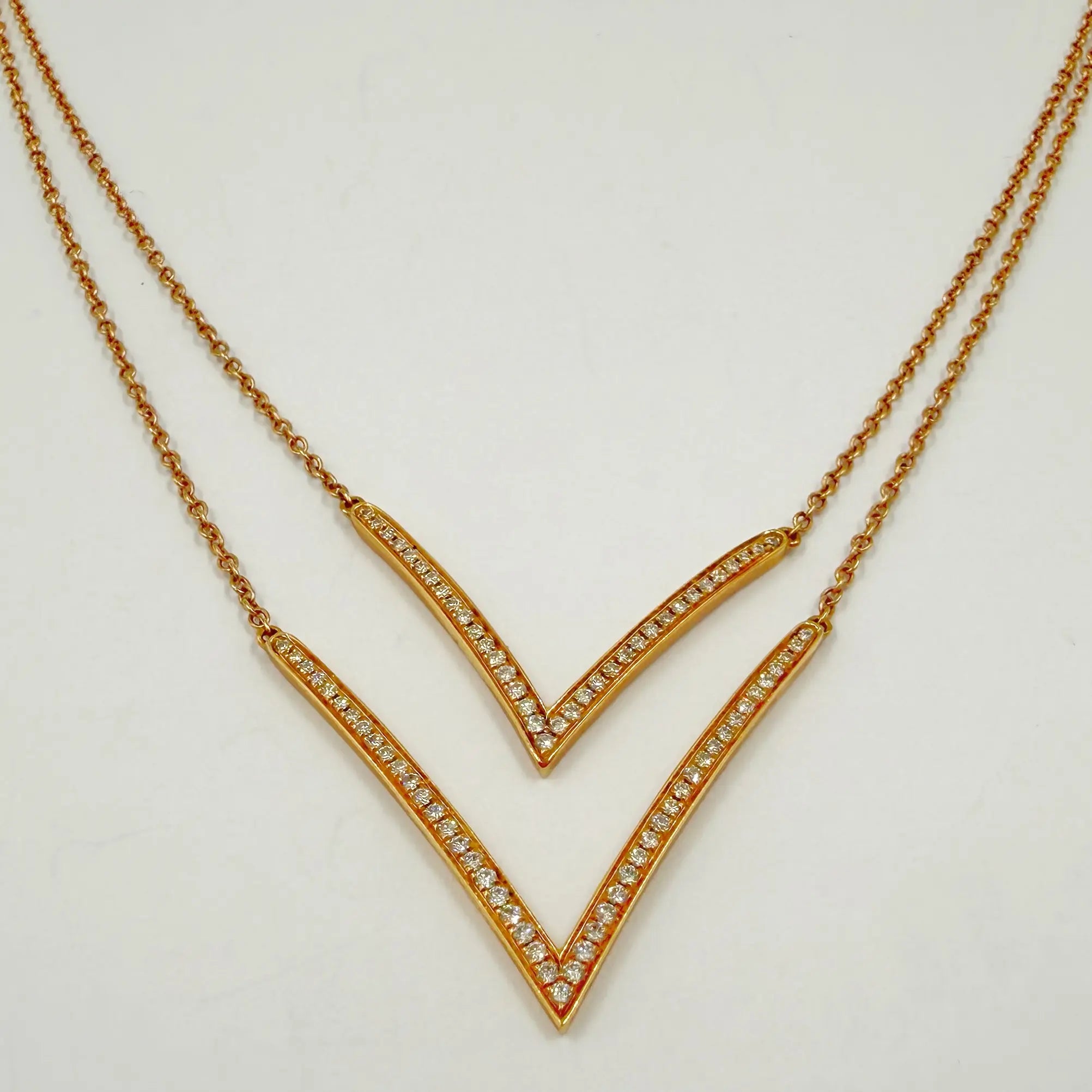 Collier double motif V en or rose serti de diamants – 0,357 ct
