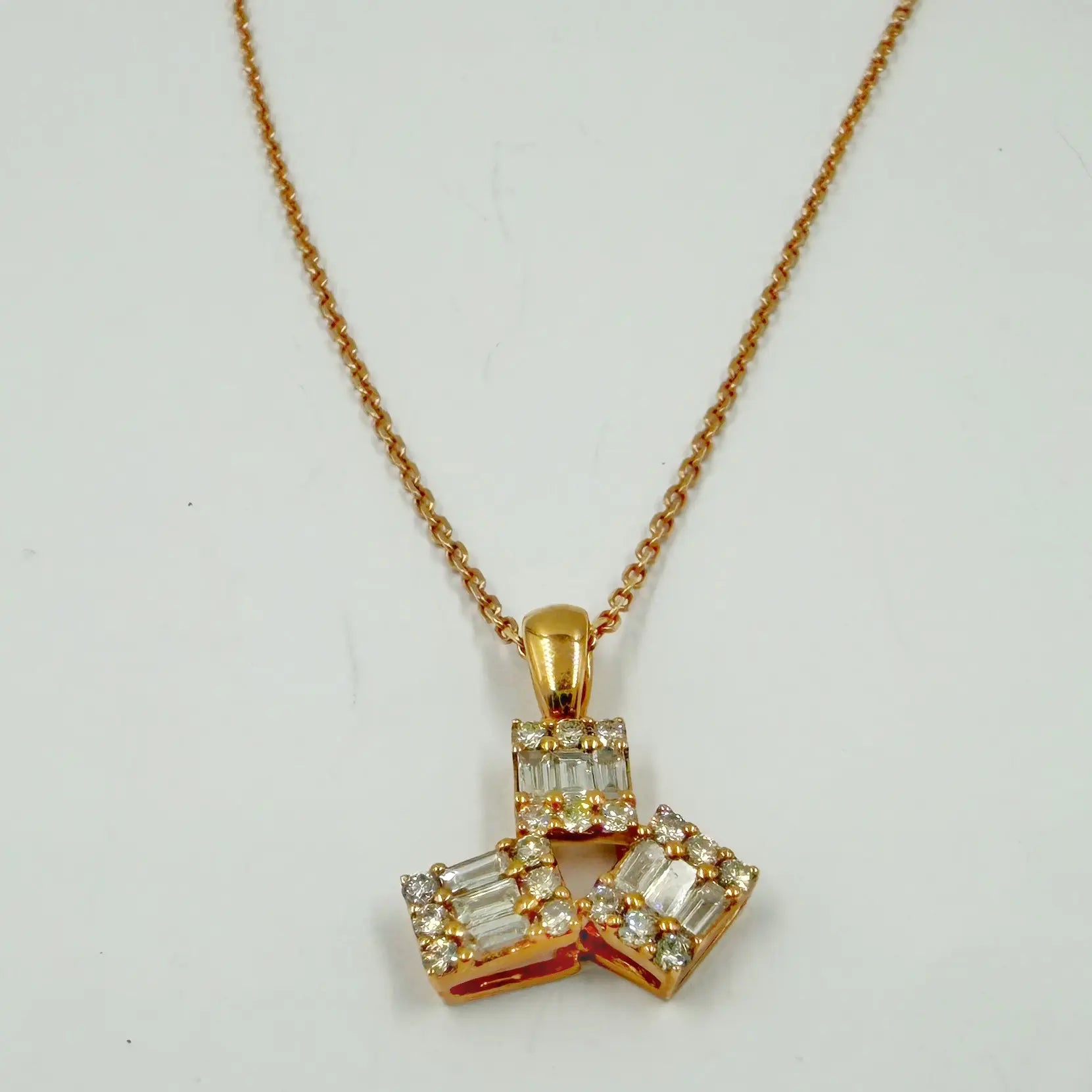 Collier en or rose serti de diamants et baguettes de diamants – 0,456 ct