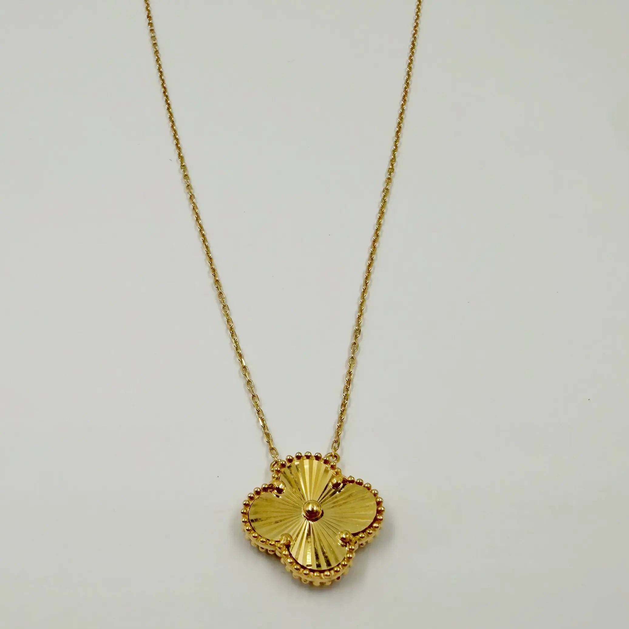 Collier Trèfle Rayonnant en Or Jaune 18K