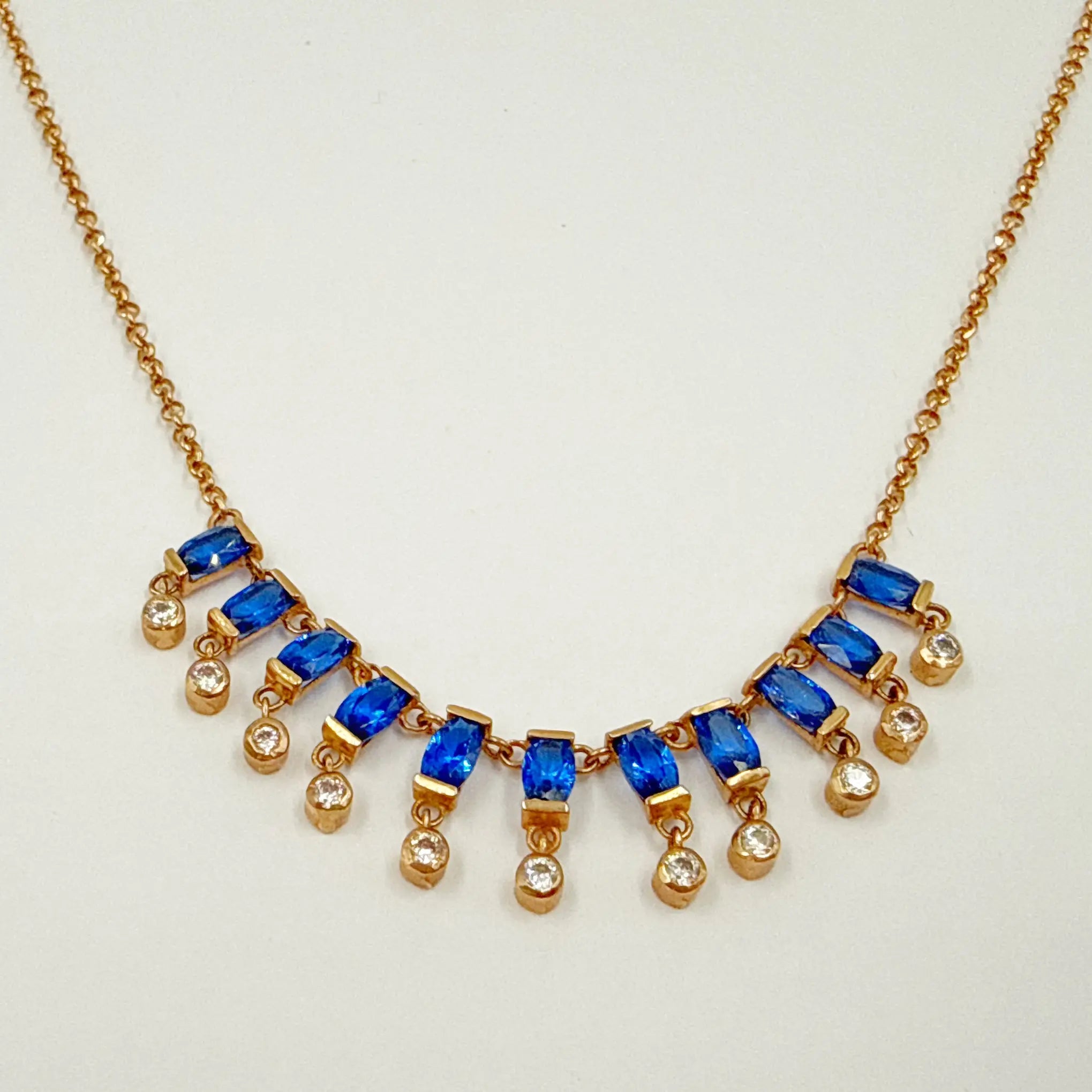Choker en or rose 18 carats et pierres bleues