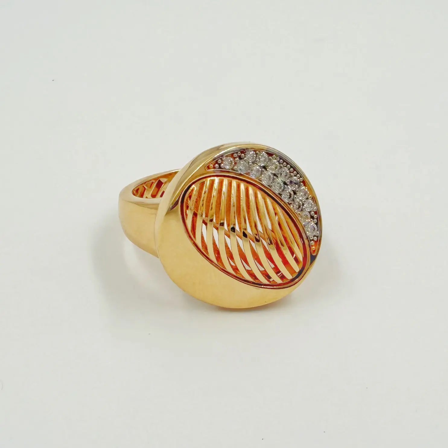 Bague en or rose au motif ajouré