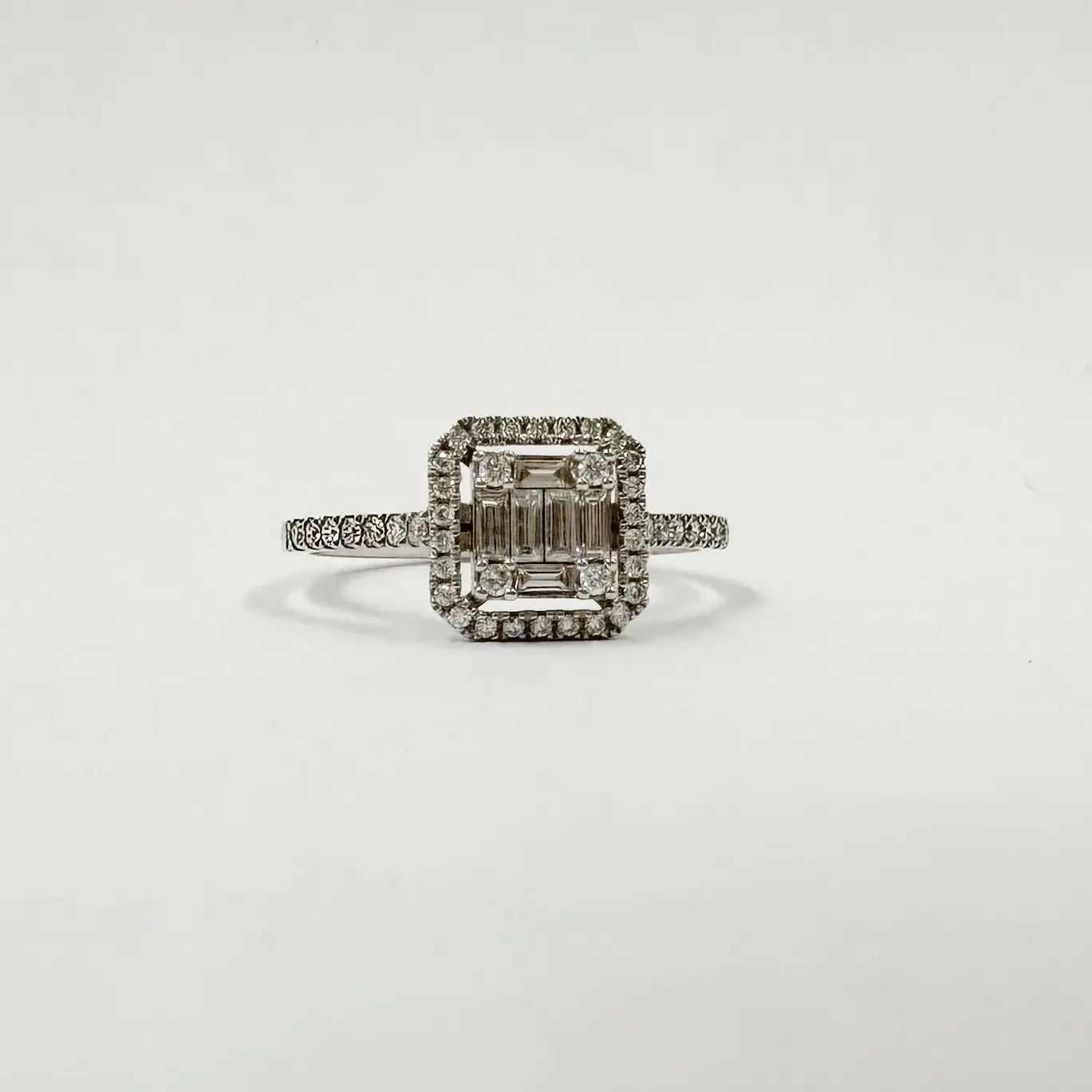 Alliance en or gris sertie de diamants et de baguettes de diamants – 0,41 ct