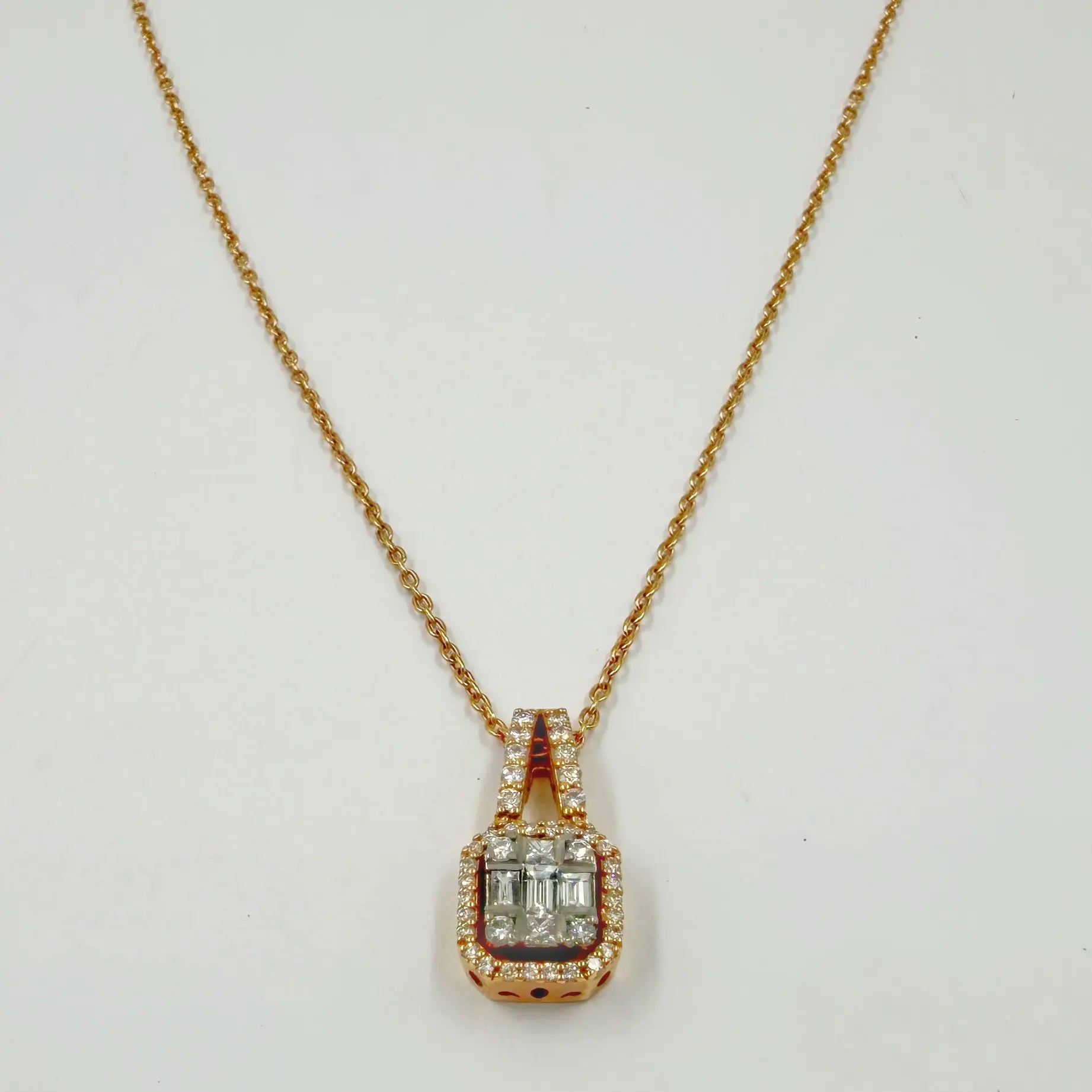 Collier en or rose et or gris serti de diamants et baguettes de diamants – 0,37 ct