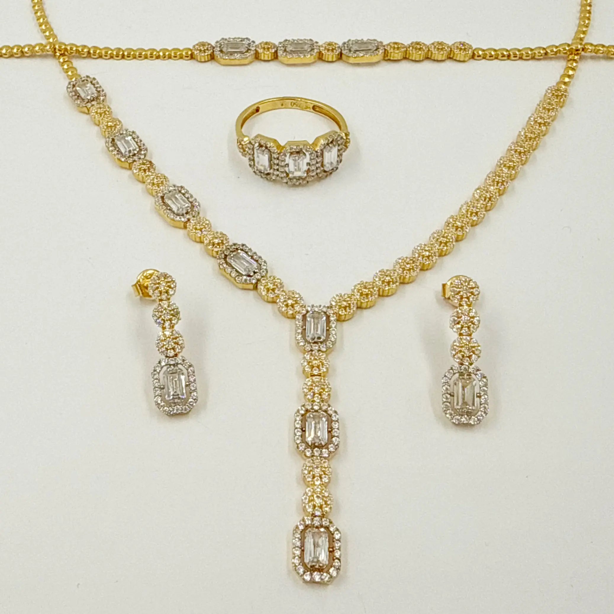 Parure moderne en or jaune – Collier, boucles d'oreilles, bague et gourmette motifs carrés et marguerites