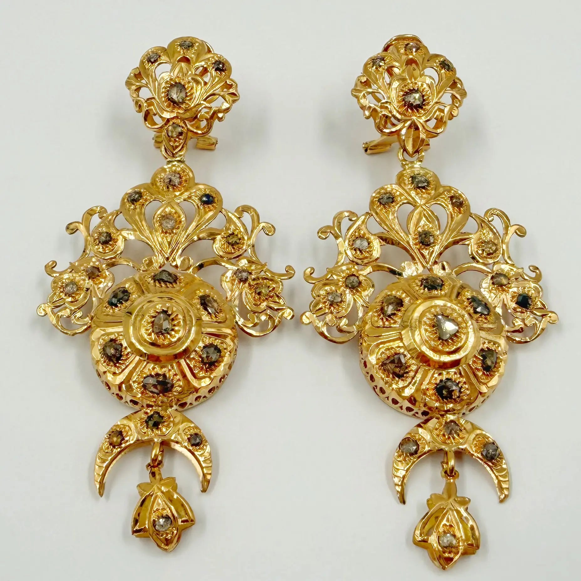 Boucles d'oreilles traditionnelles en or rose serties de rosaces avec hlala et deldoula