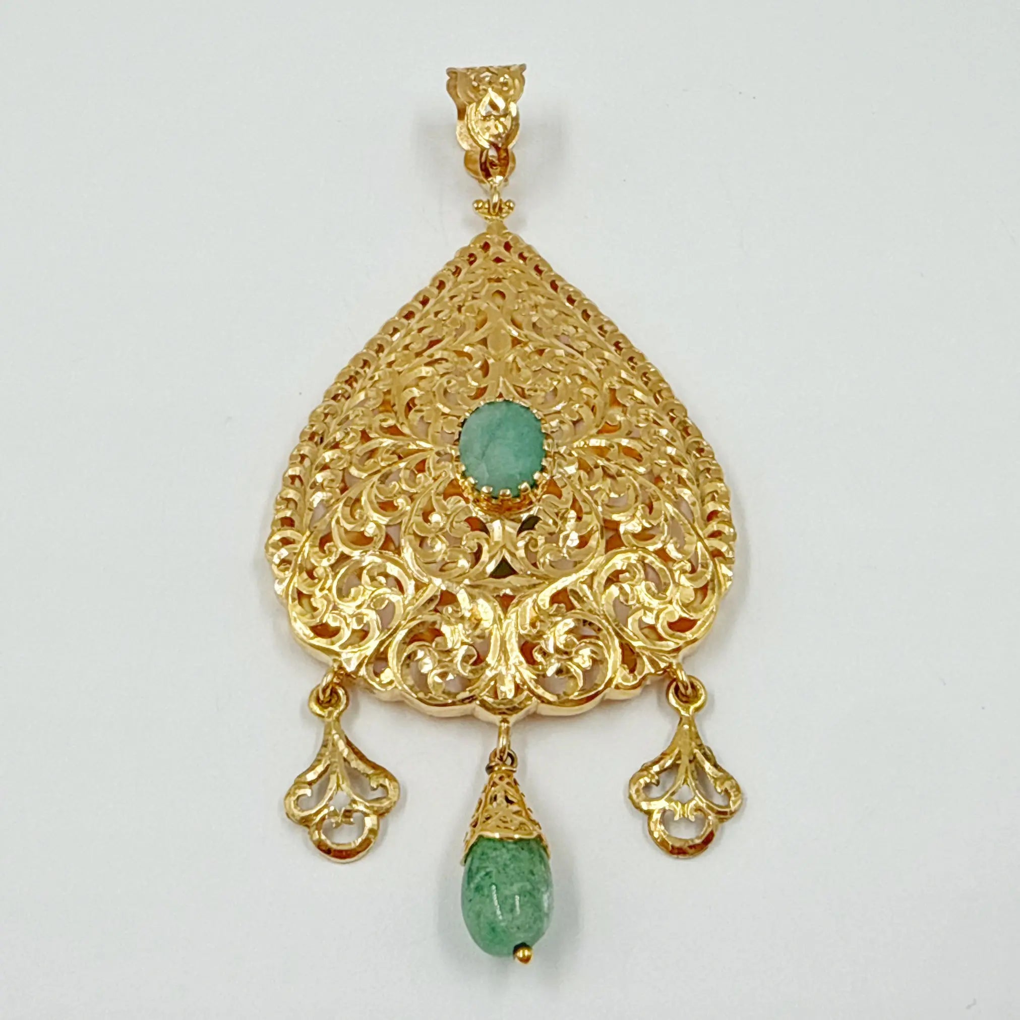 Pendentif traditionnel Tekhram en or rose serti de pierres vertes