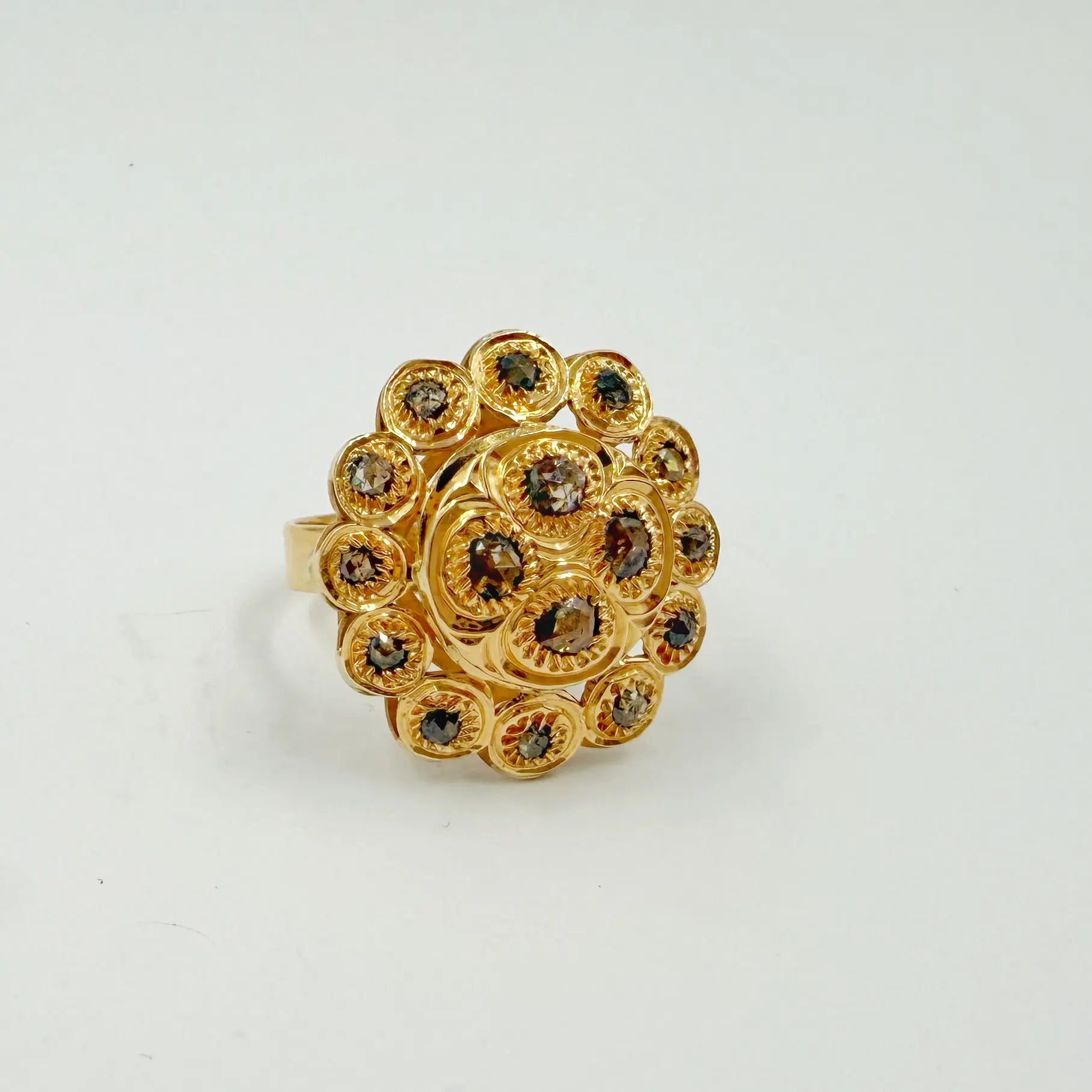 Bague traditionnelle en or rose sertie de rosaces à motif floral