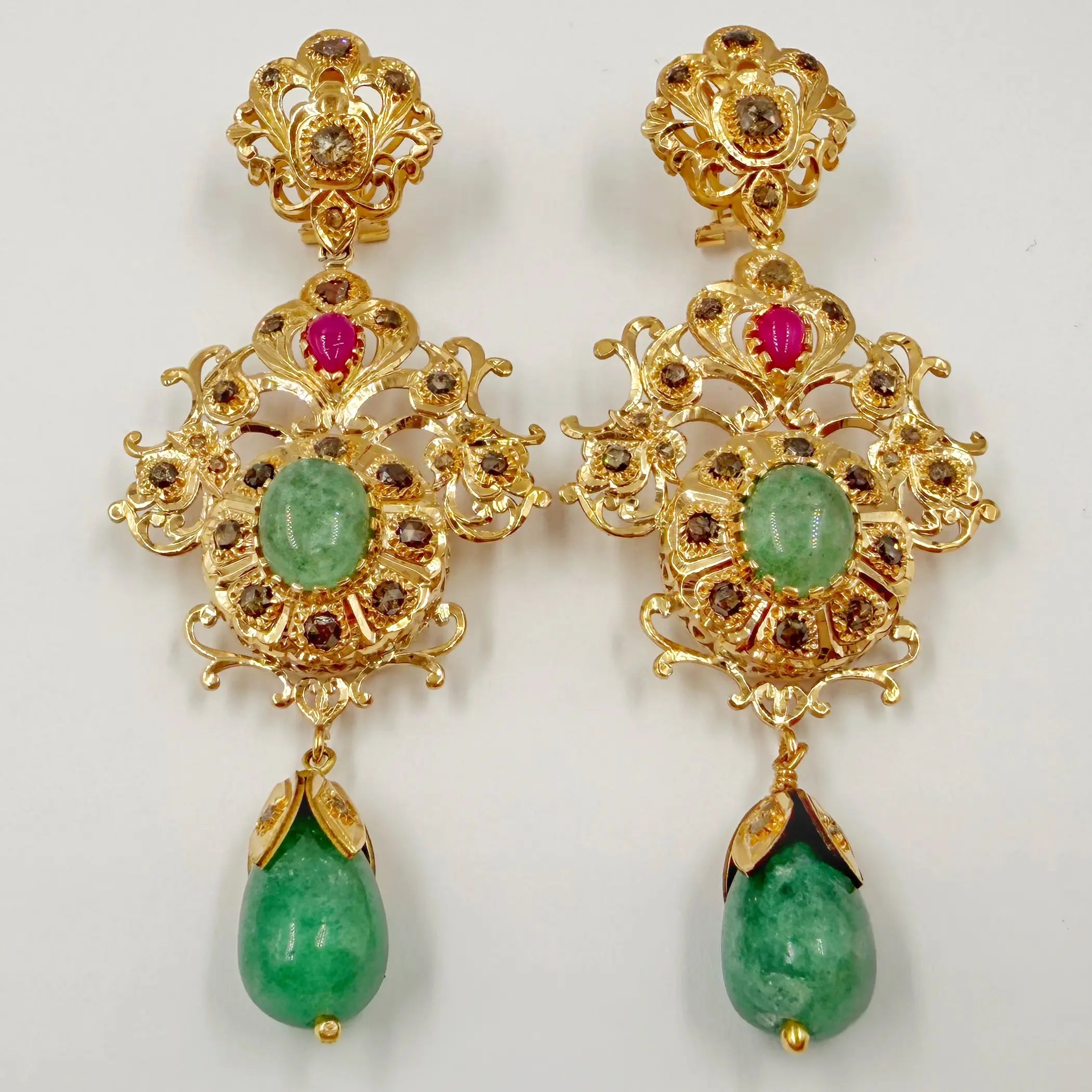Boucles d'oreilles traditionnelles en or rose rosace avec pierres vertes, pierres rouges et bellouta