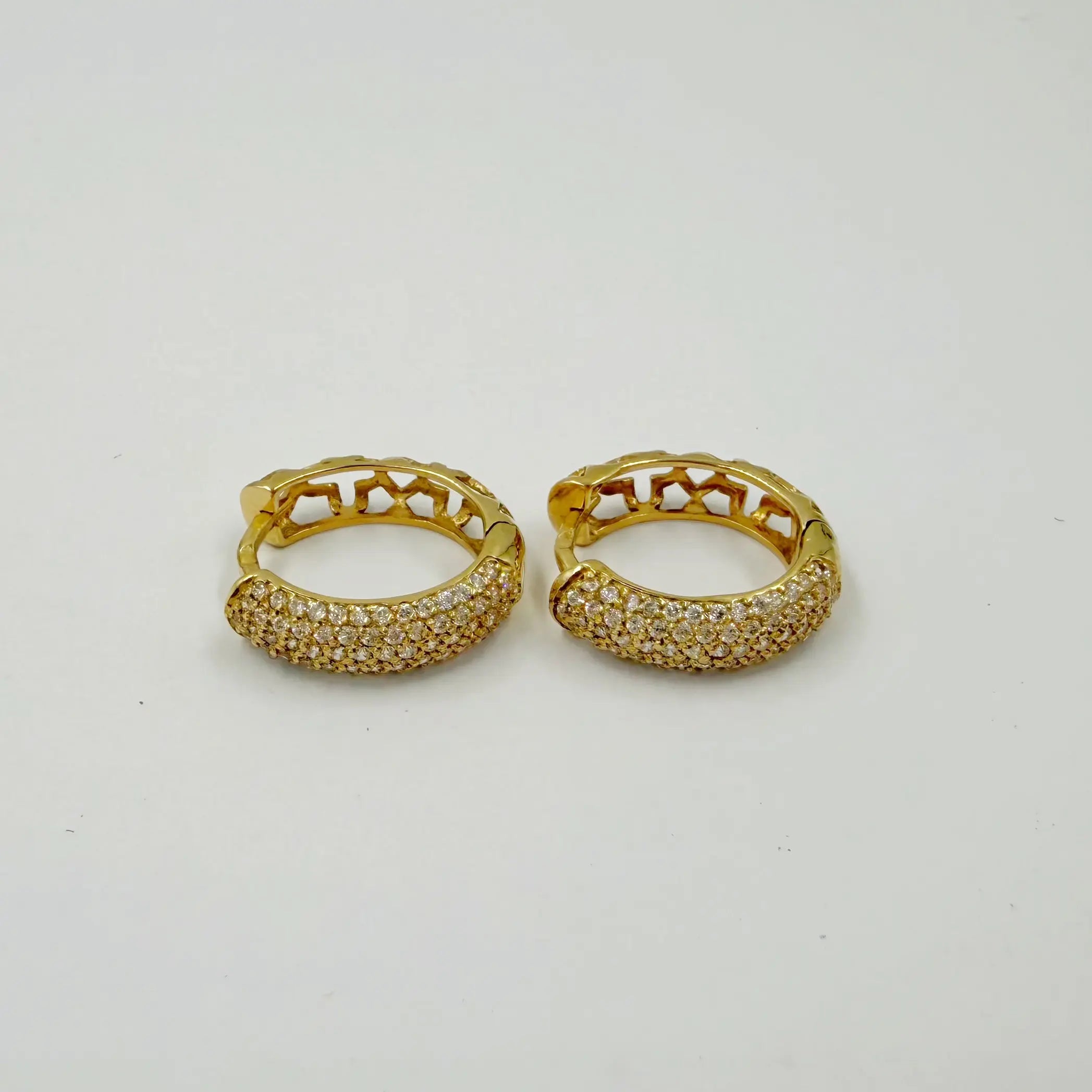 Boucles d'Oreilles Pavées en Or Jaune 18K