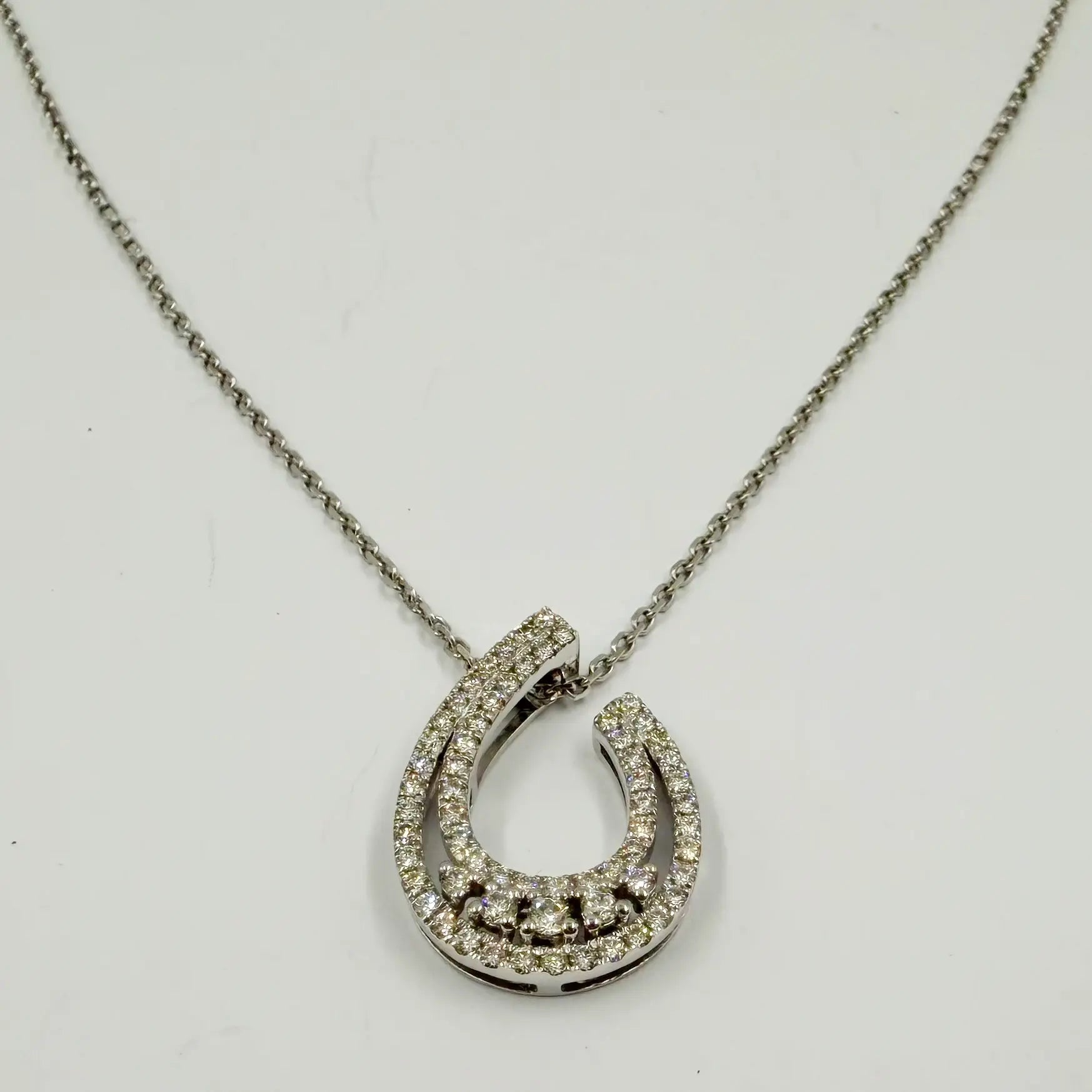 Collier en or gris serti de diamants – 0,43 ct