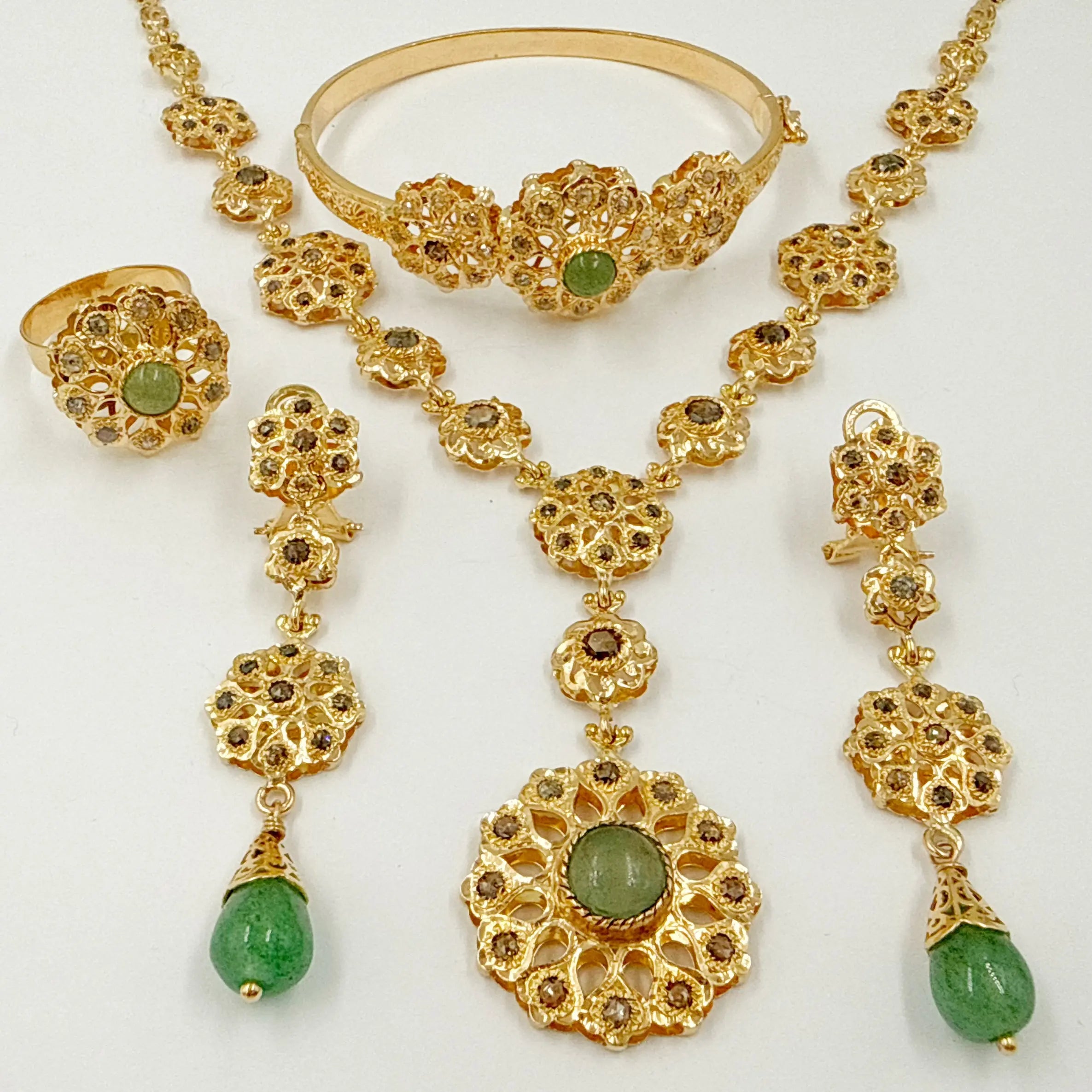 Parure traditionnelle revisitée en or rose avec rosaces et pierres vertes – Collier, boucles d'oreilles, bague et bracelet